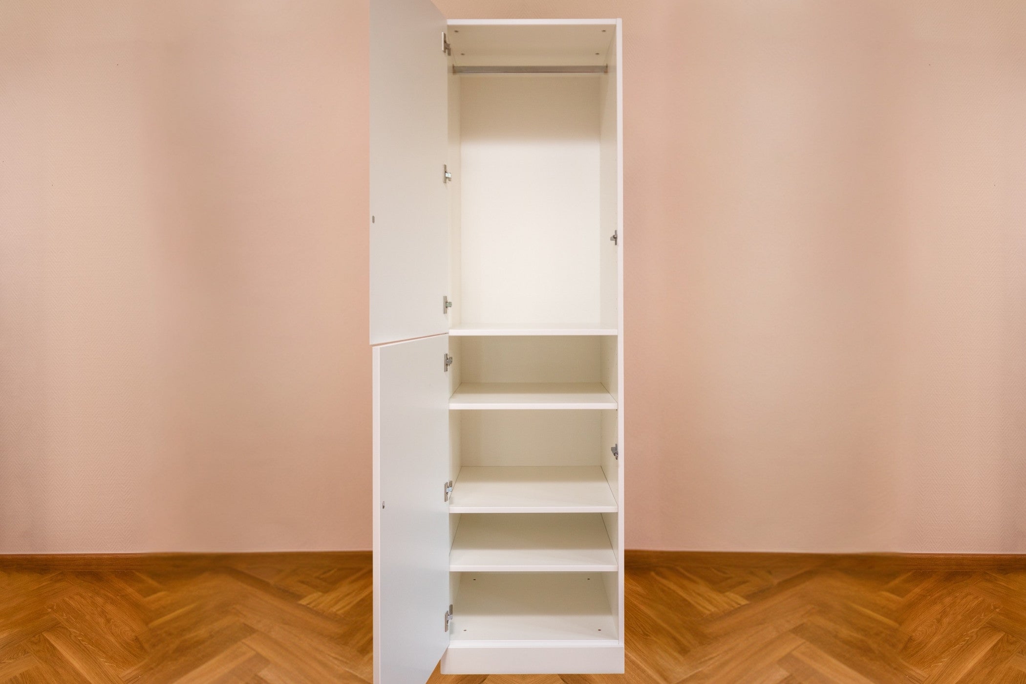 Weißes Modul Schlafzimmerschrank mit Böden und Kleiderstange von Liegewiese Familienbetten