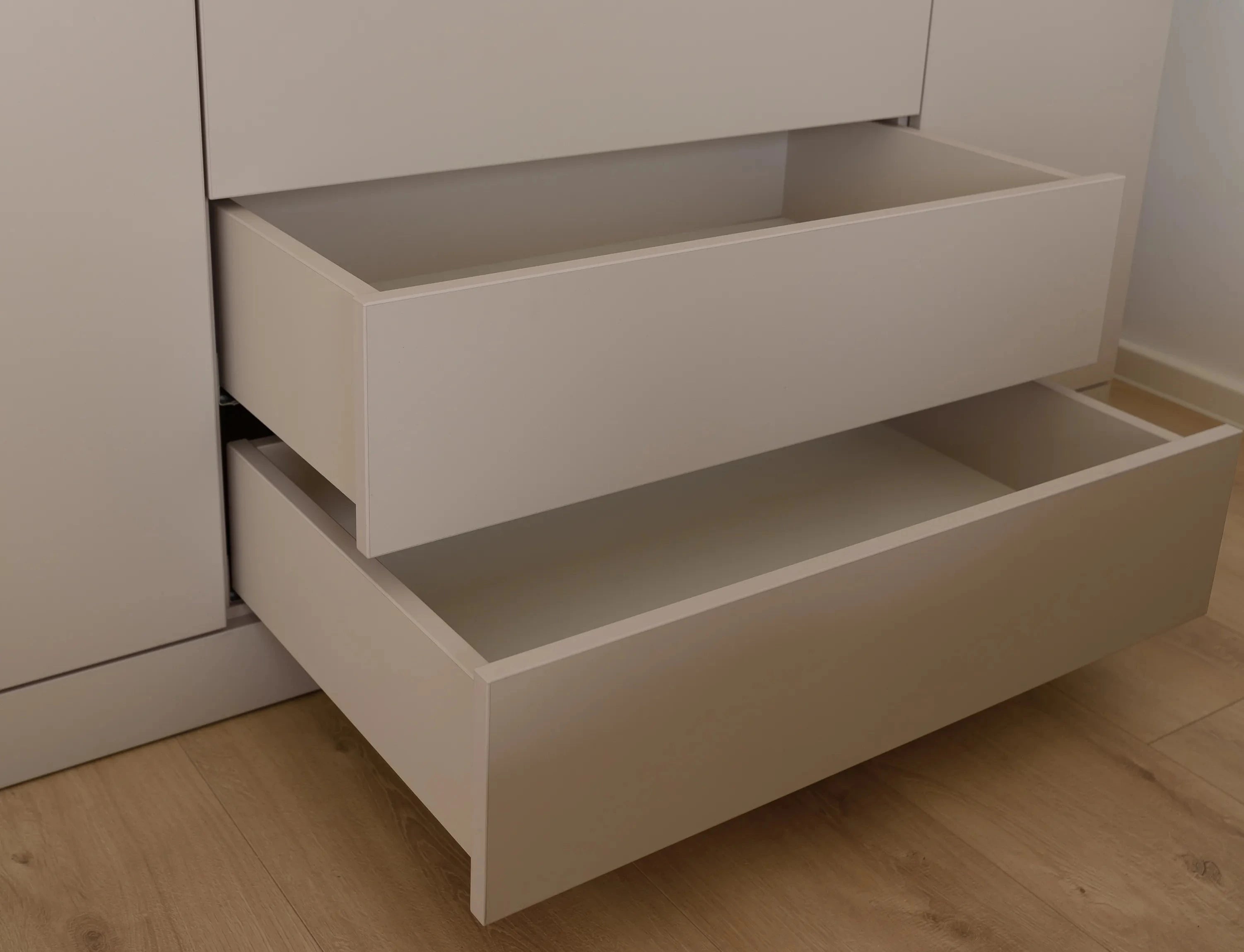 Herausgezogene Schubladen bei der Kommode