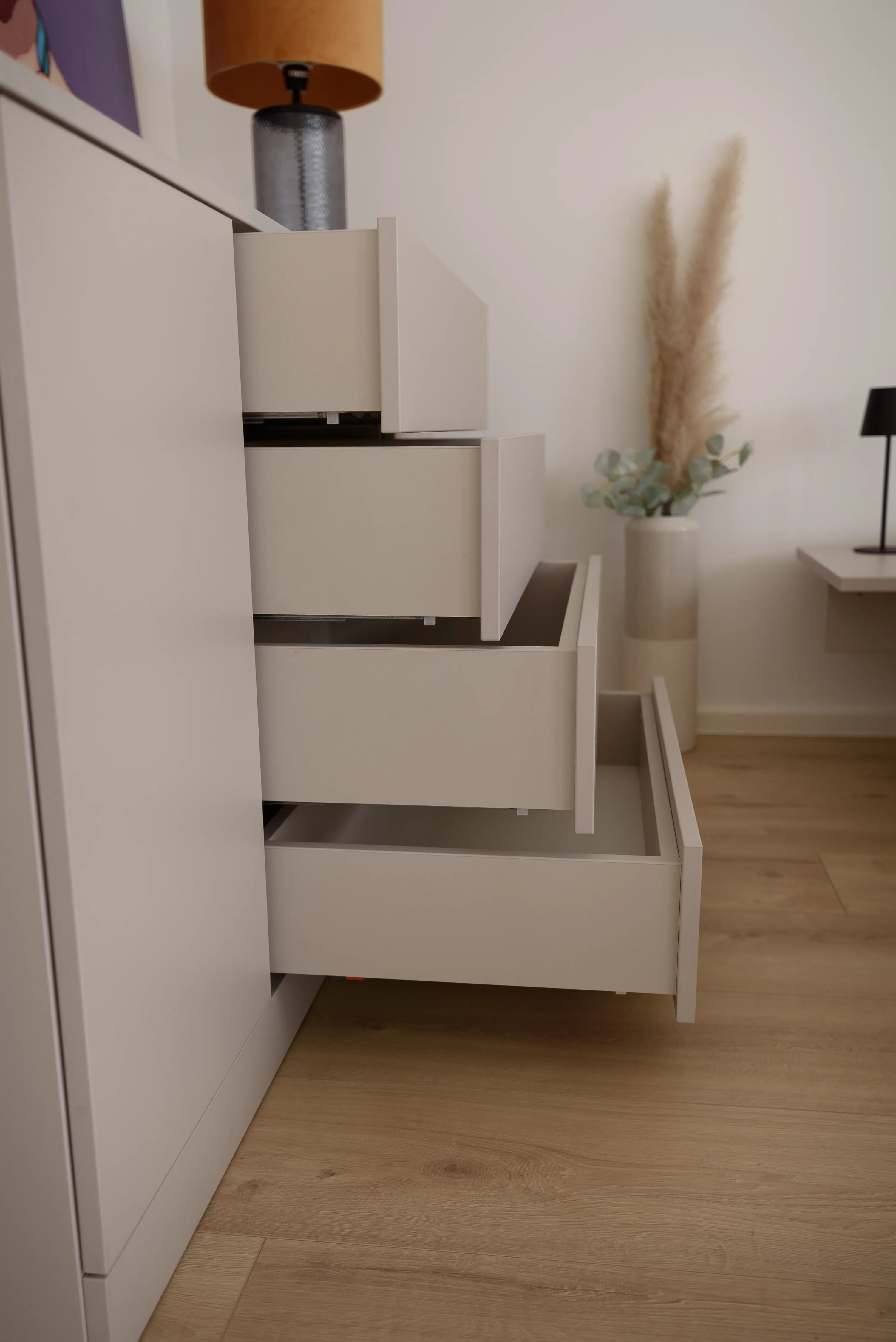 Schubladen seitlich bei der Liegewiese Kommode