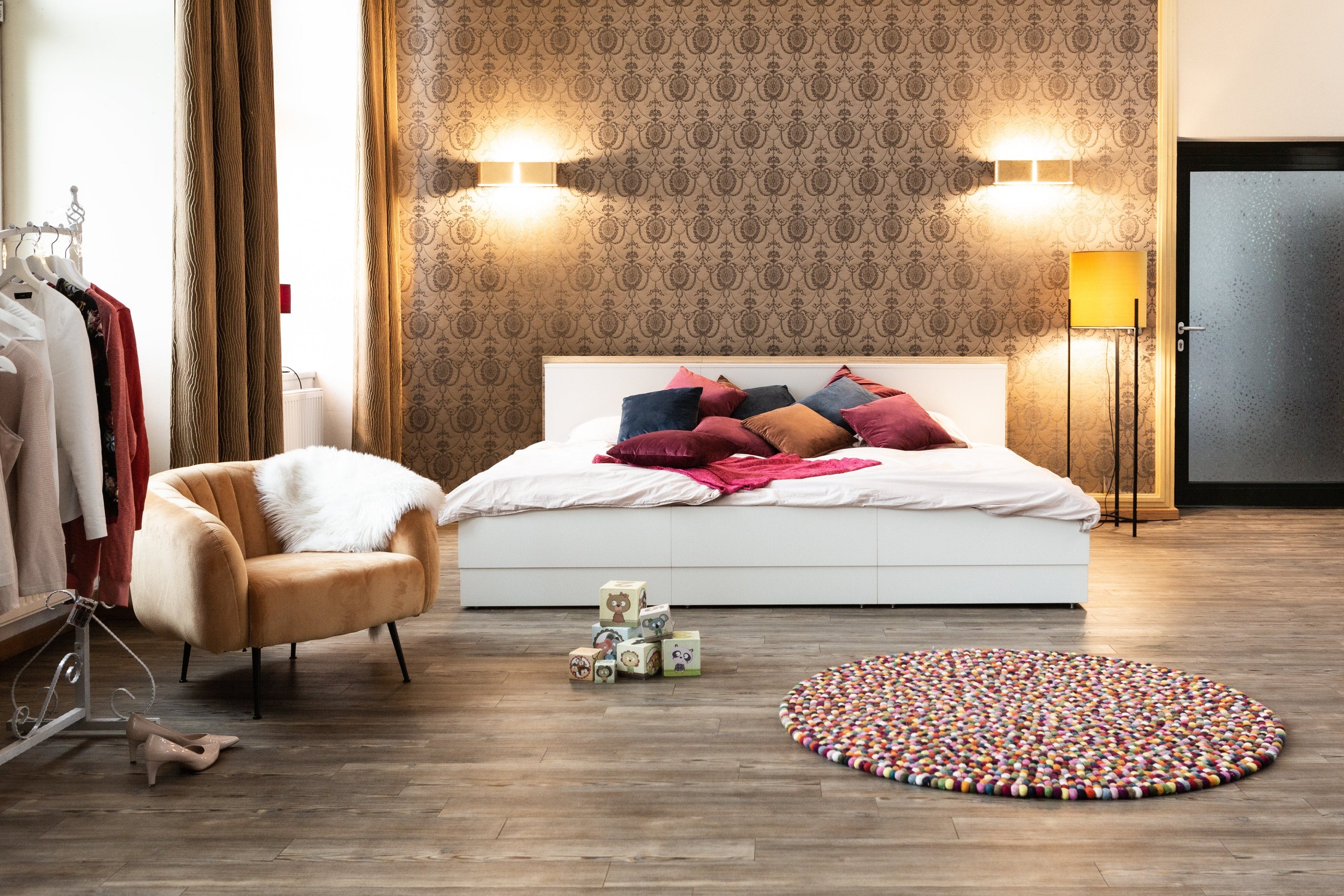 Frontale Ansicht vom Familienbett Anemone in der Farbe Weiß / Coco Bolo in einem eleganten Schlafzimmer