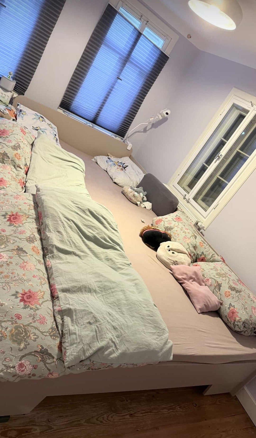 Kundenfoto vom Familienbett Malva in der Farbe mandelbeige