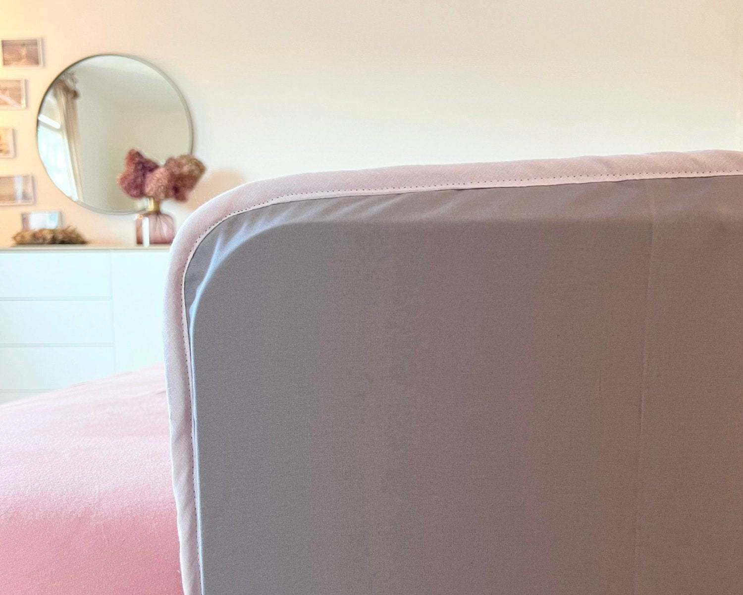 Rückenansicht lila Polster für den Rausfallschutz "Lavendel" für Familienbett