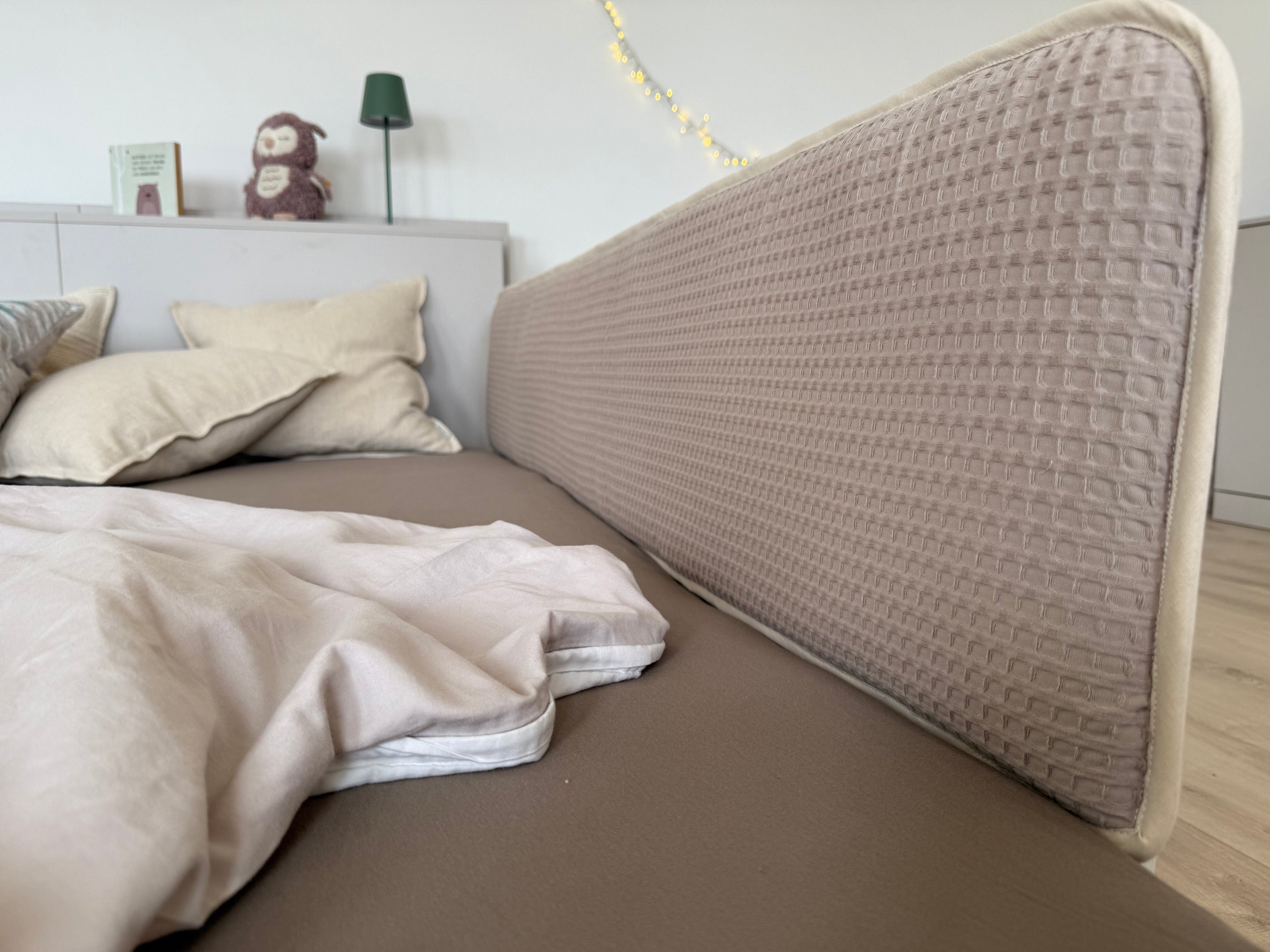 Polster für den Rausfallschutz in mittleren Beigetönen für Liegewiese Familienbetten an Bodenbett in kaschmirgrau