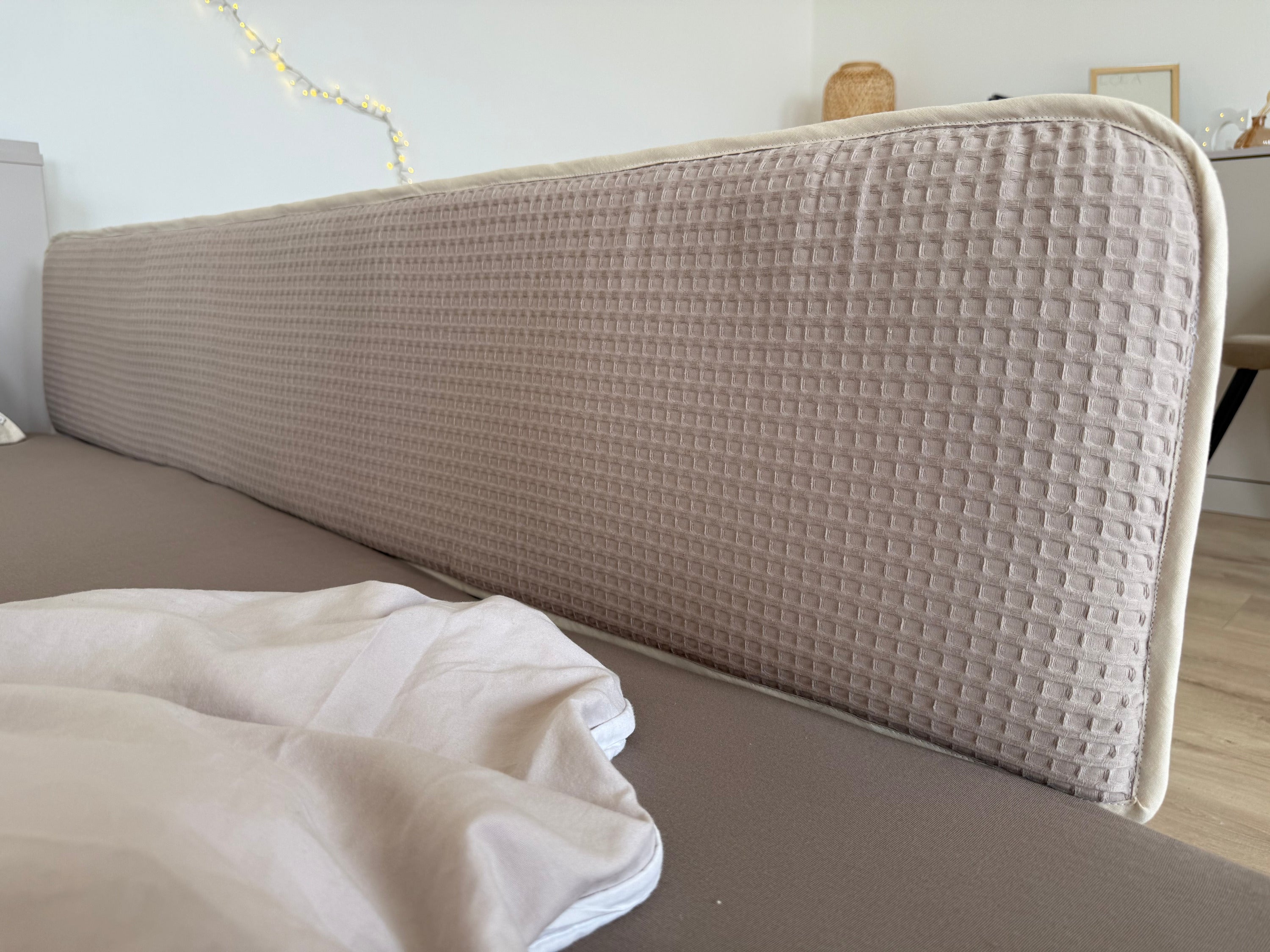 Polster für den Rausfallschutz mandelbeige - kaschmirgrau in warmen Farbtönen für Liegewiese Familienbetten