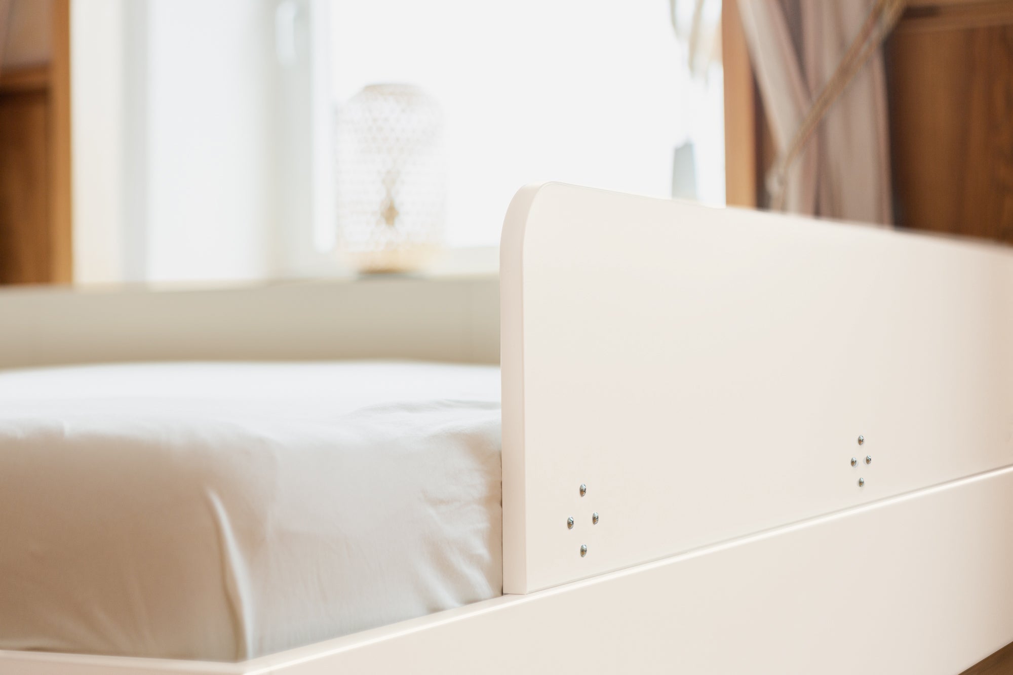 Rausfallschutz für Familienbett in hellbeige