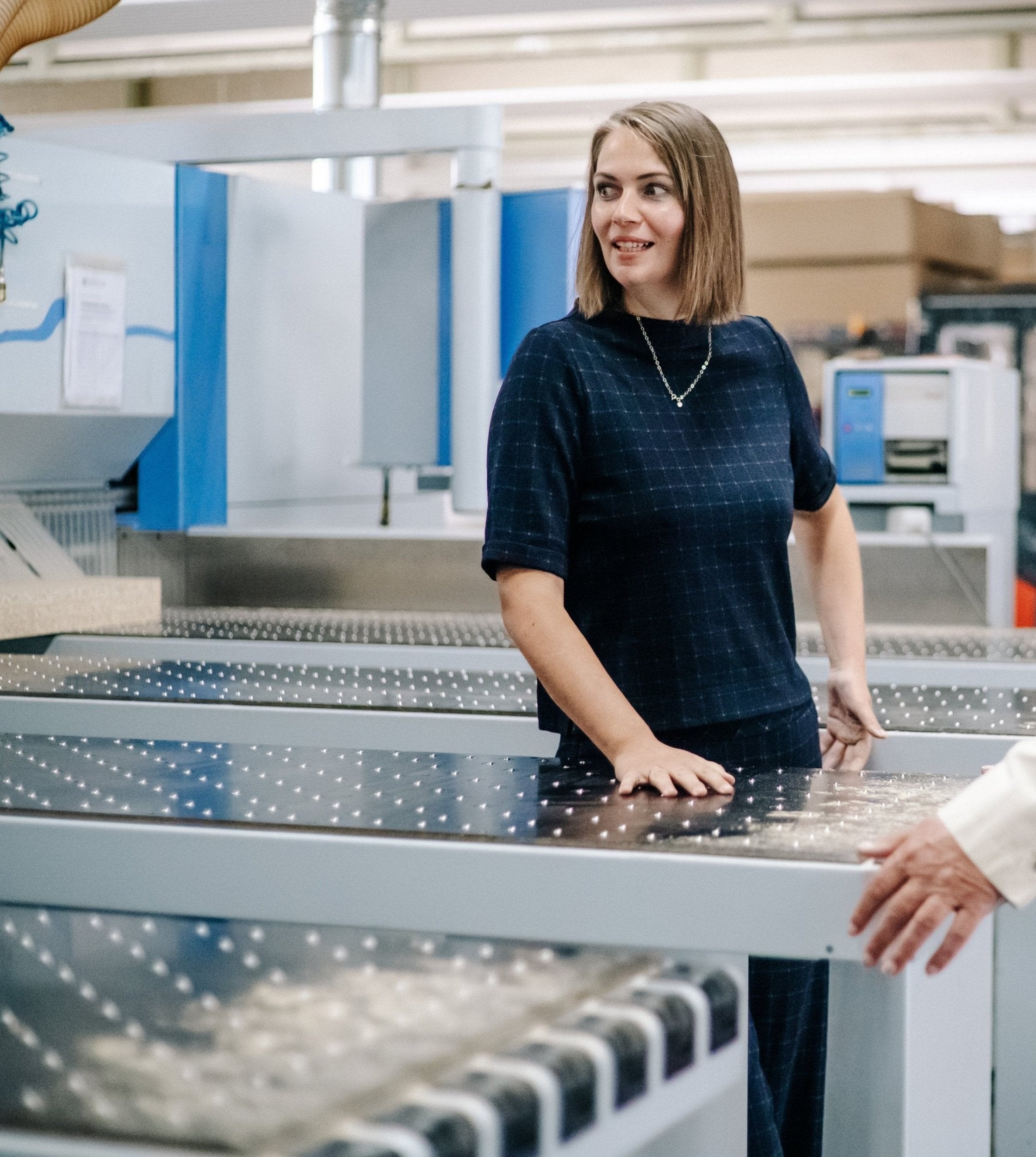 Liegewiese-Gründerin Nora-Eilin Reinicke an Produktionsstraße