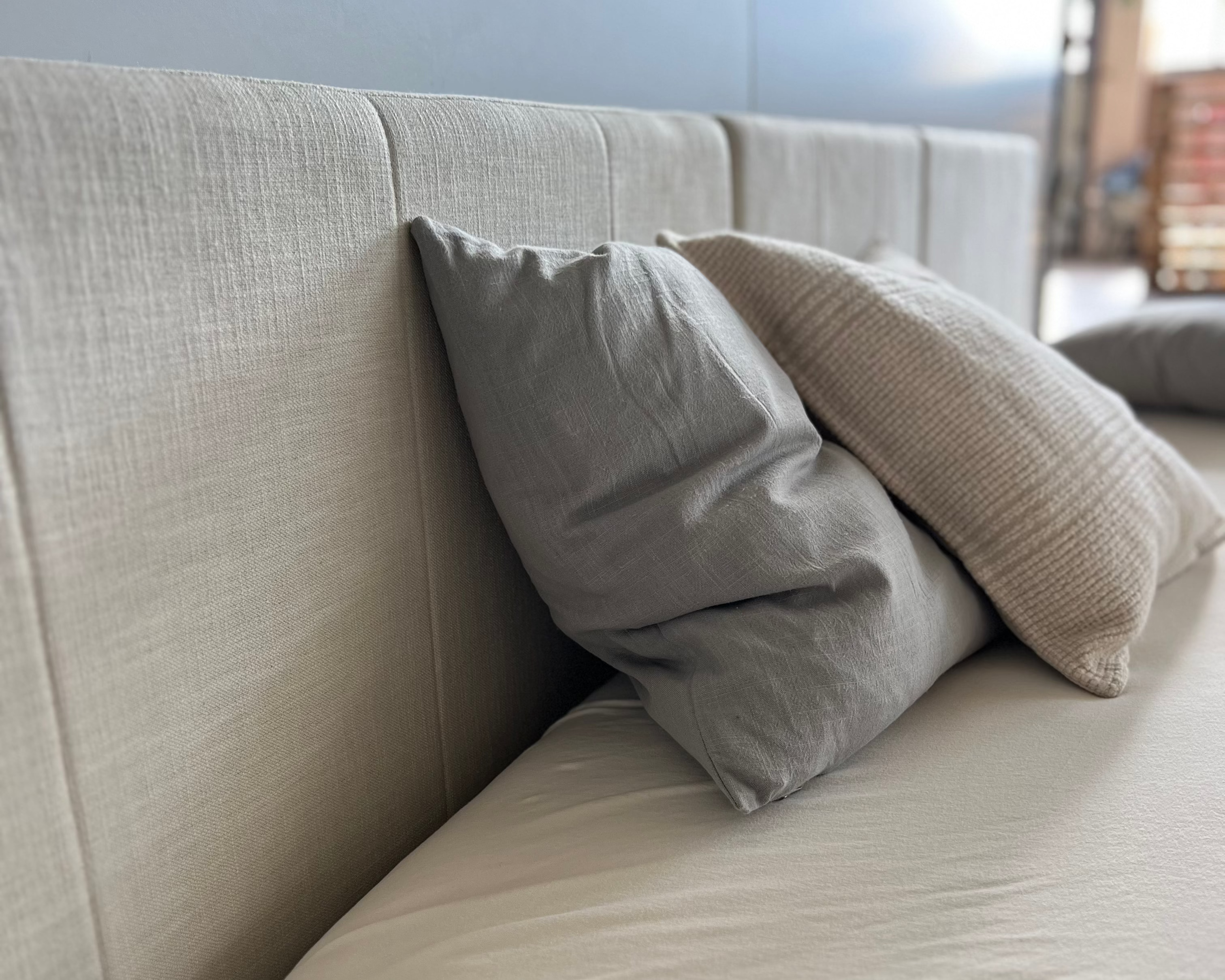 Detail vom Kopfteilpolster beige des Familienbetts Lilia in Eiche Dekor