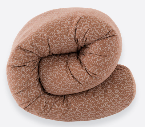 Runde Bettschlange aus braunem Stoff mit Fischmuster, gerollt