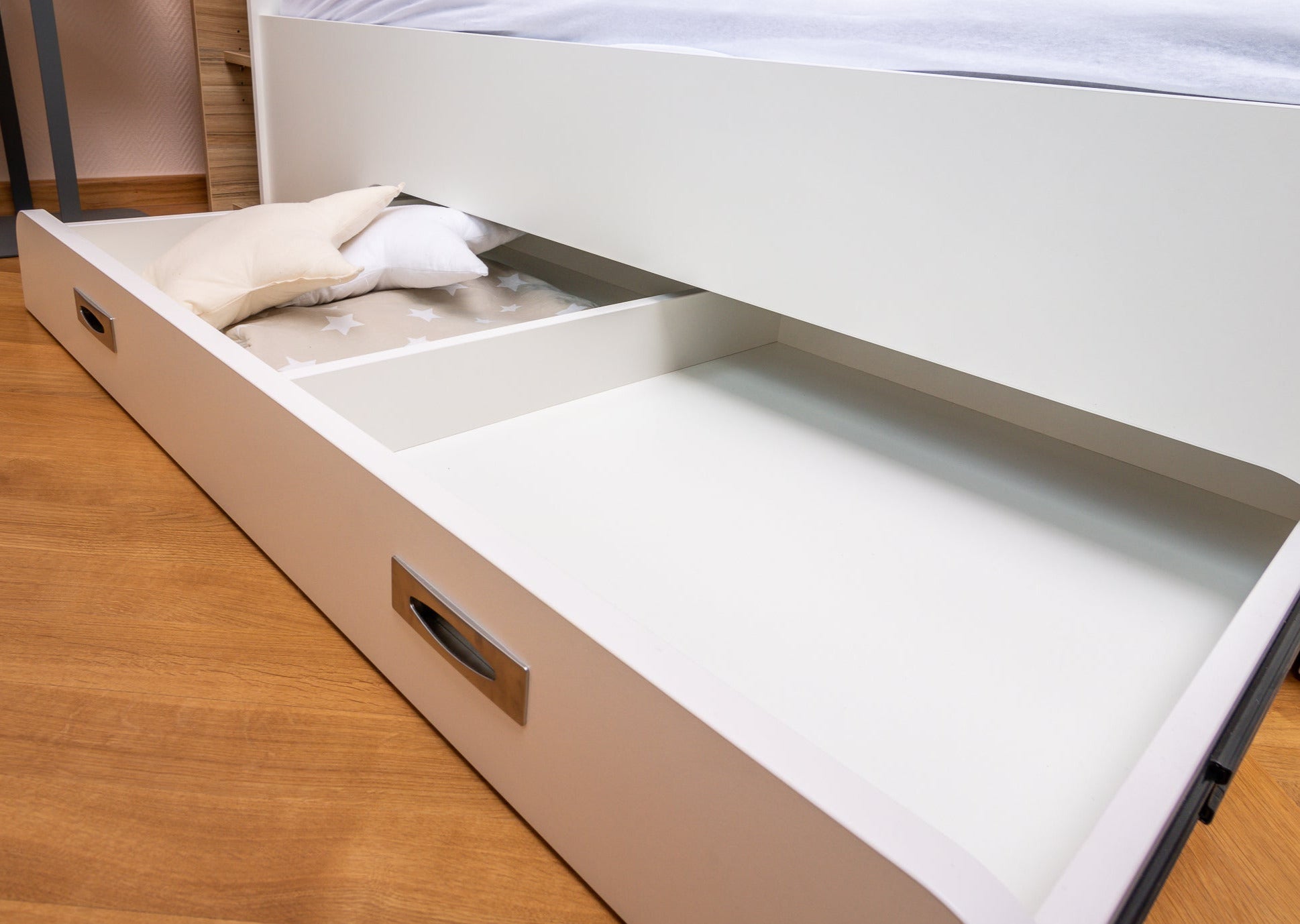 Weißer Bettkasten ausgezogen für Familienbett Salvia