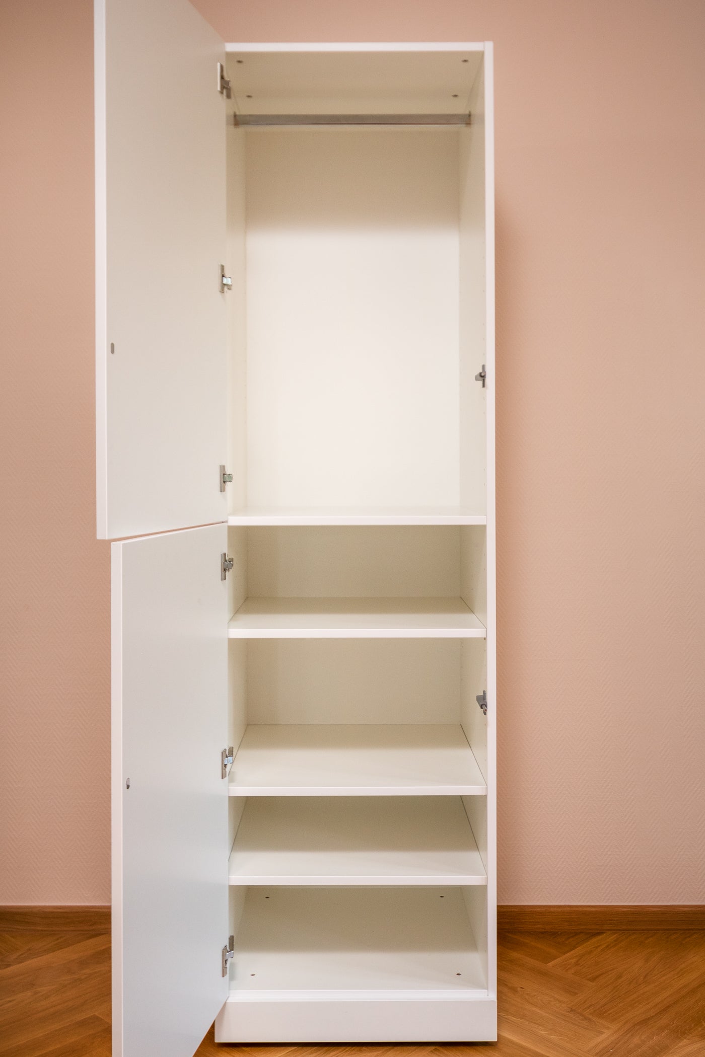 Schrankmodul in weiß mit Kleiderstange und Regalböden