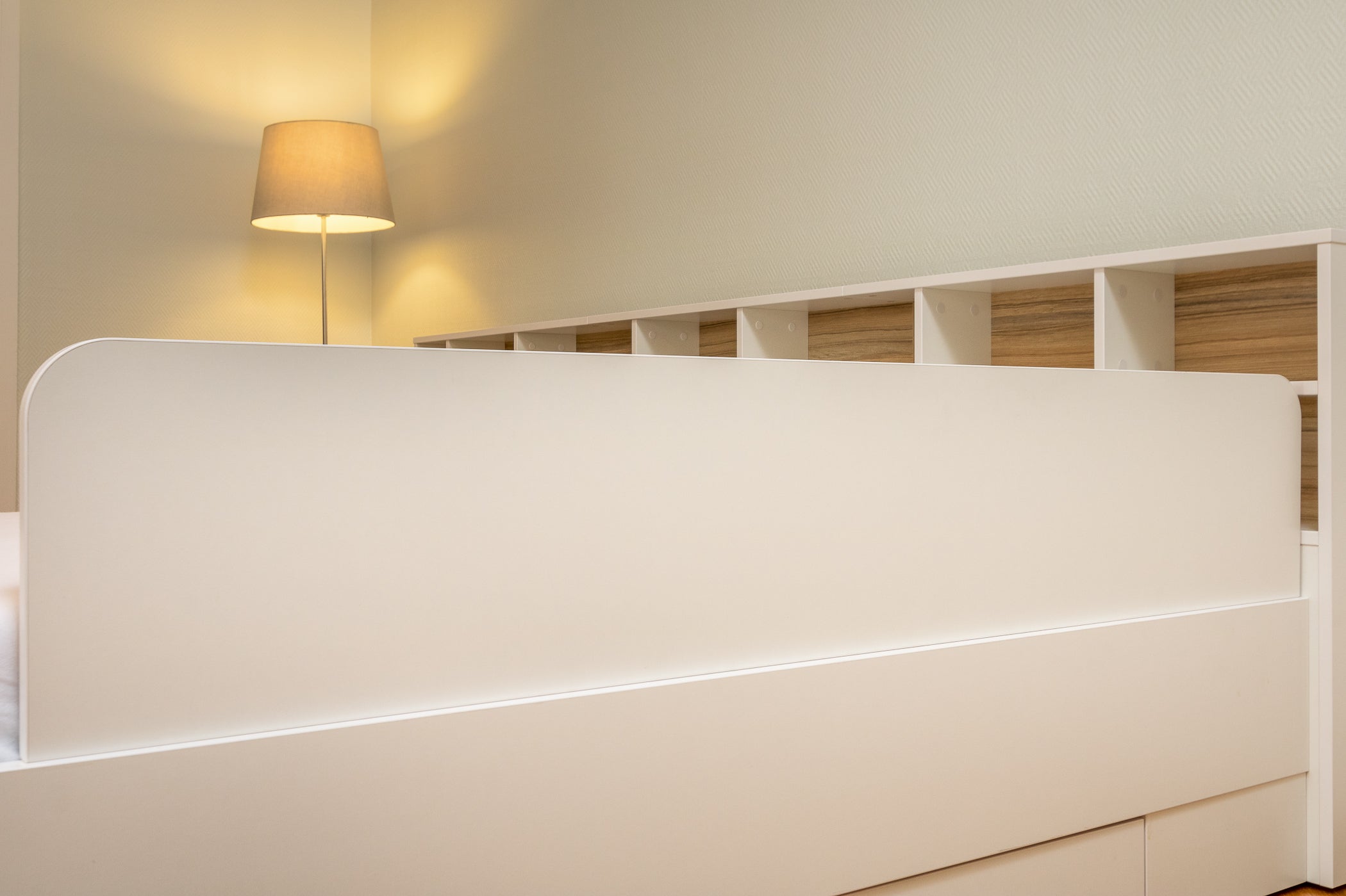 Familienbett mit aufgestecktem Rausfallschutz