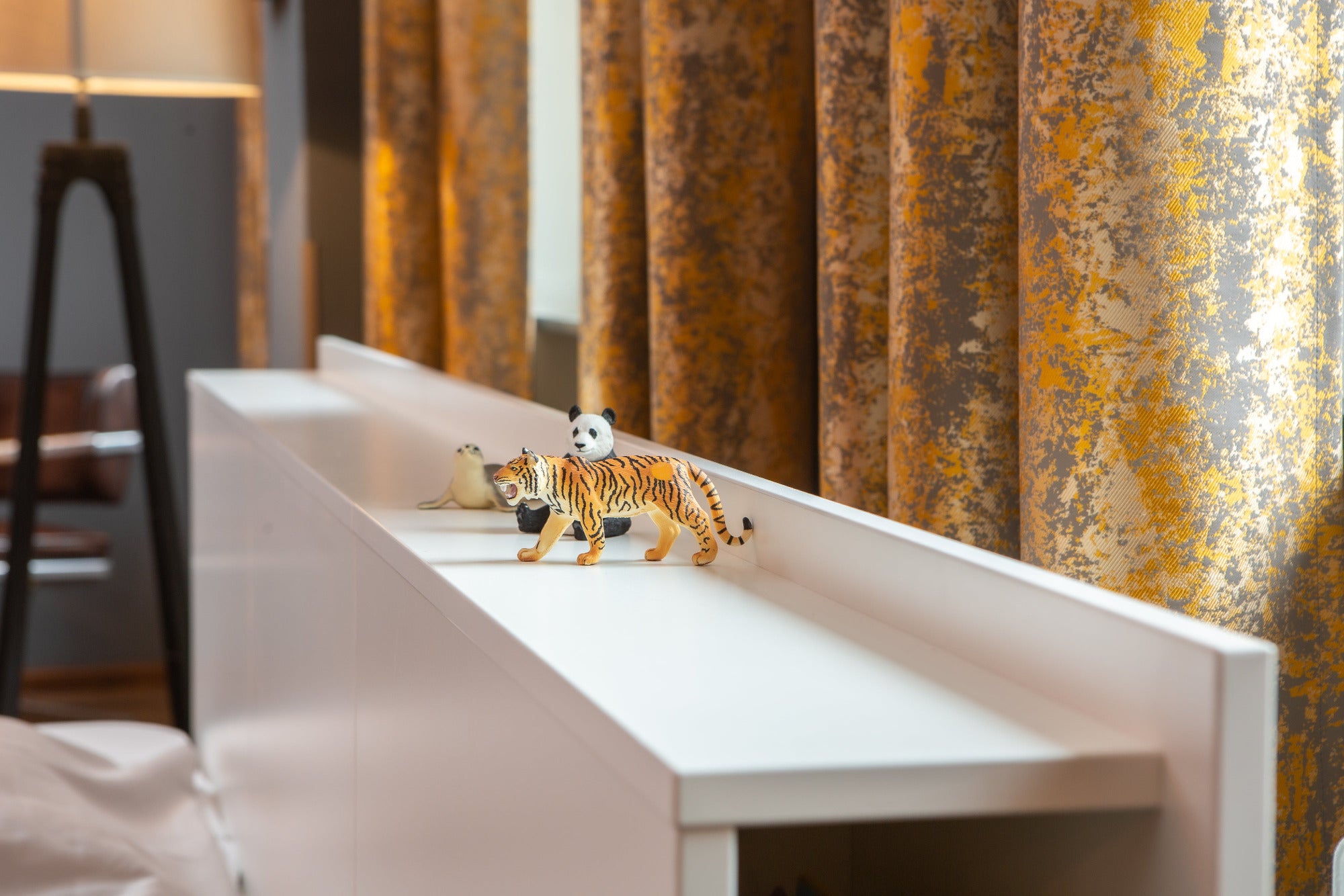 Weiße Ablage am Kopfteil von Liegewiese Familienbett Anemone