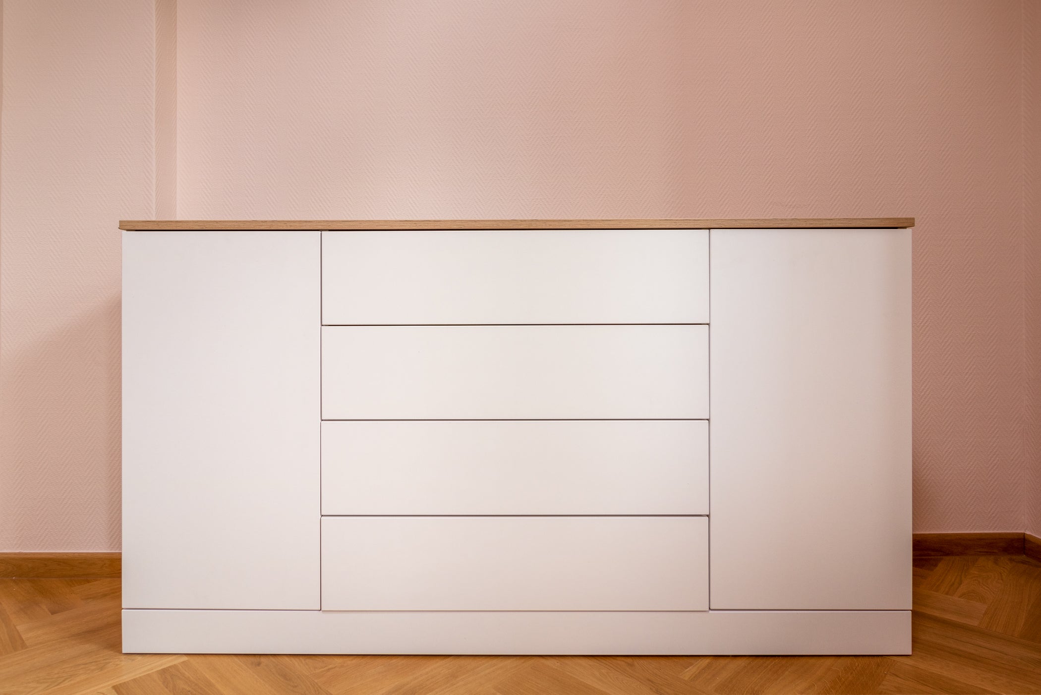 Weiße Kommode mit Holzdekor und Schubladen