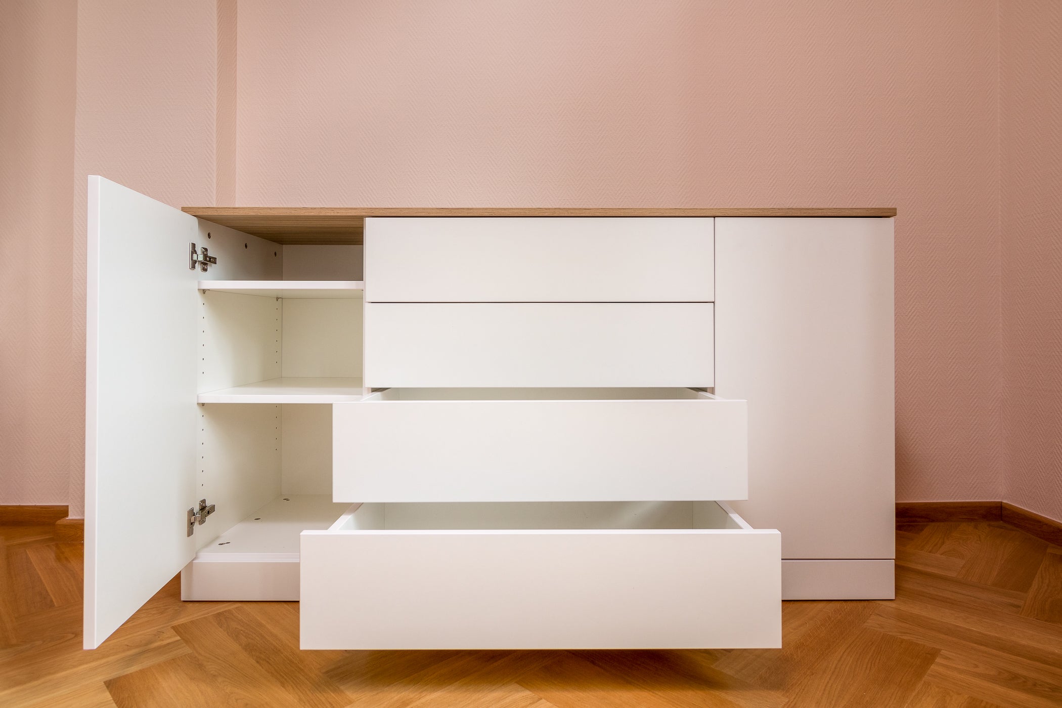 Die Kommode der Familienmöbel von Liegewiese mit geöffneten Schrankfächern und Schubladen