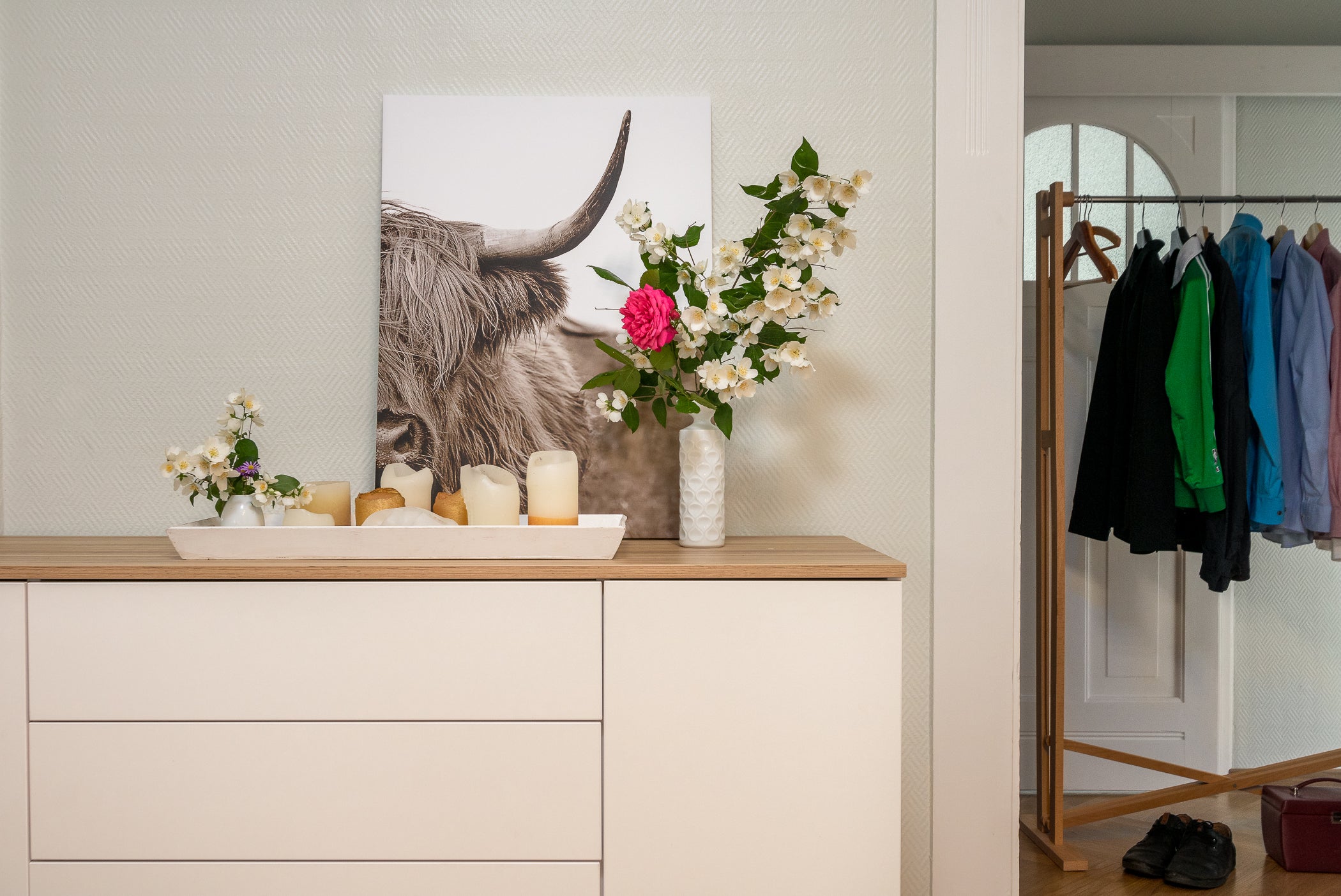 Kommode mit Dekoration