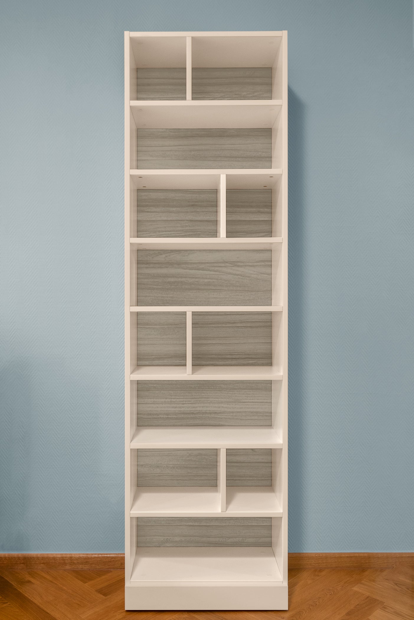 Leeres Bücherregal für Familienschlafzimmer in der Farbe kaschmirgrau