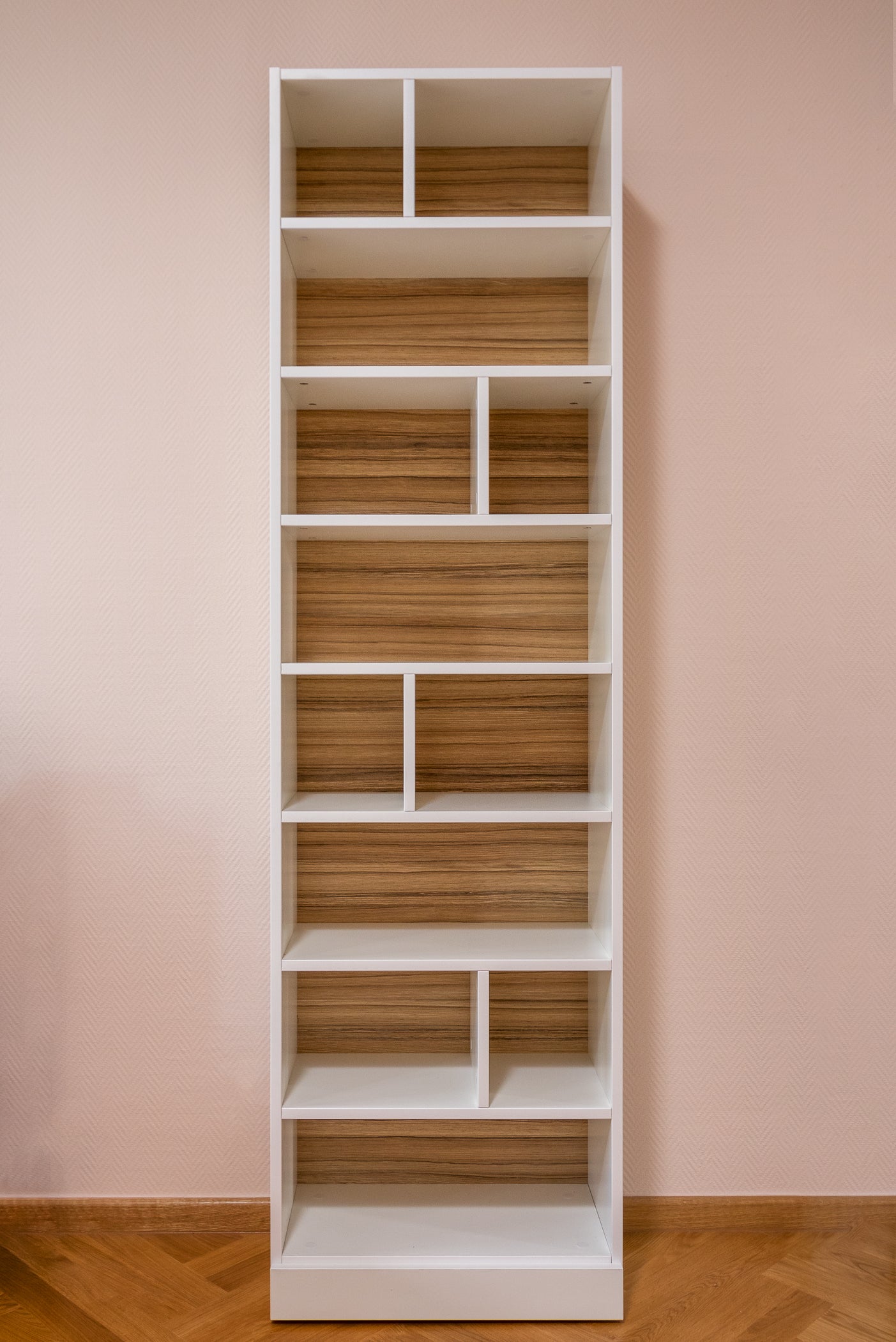 Leeres Wandregal in weiß mit braunem Holzdekor