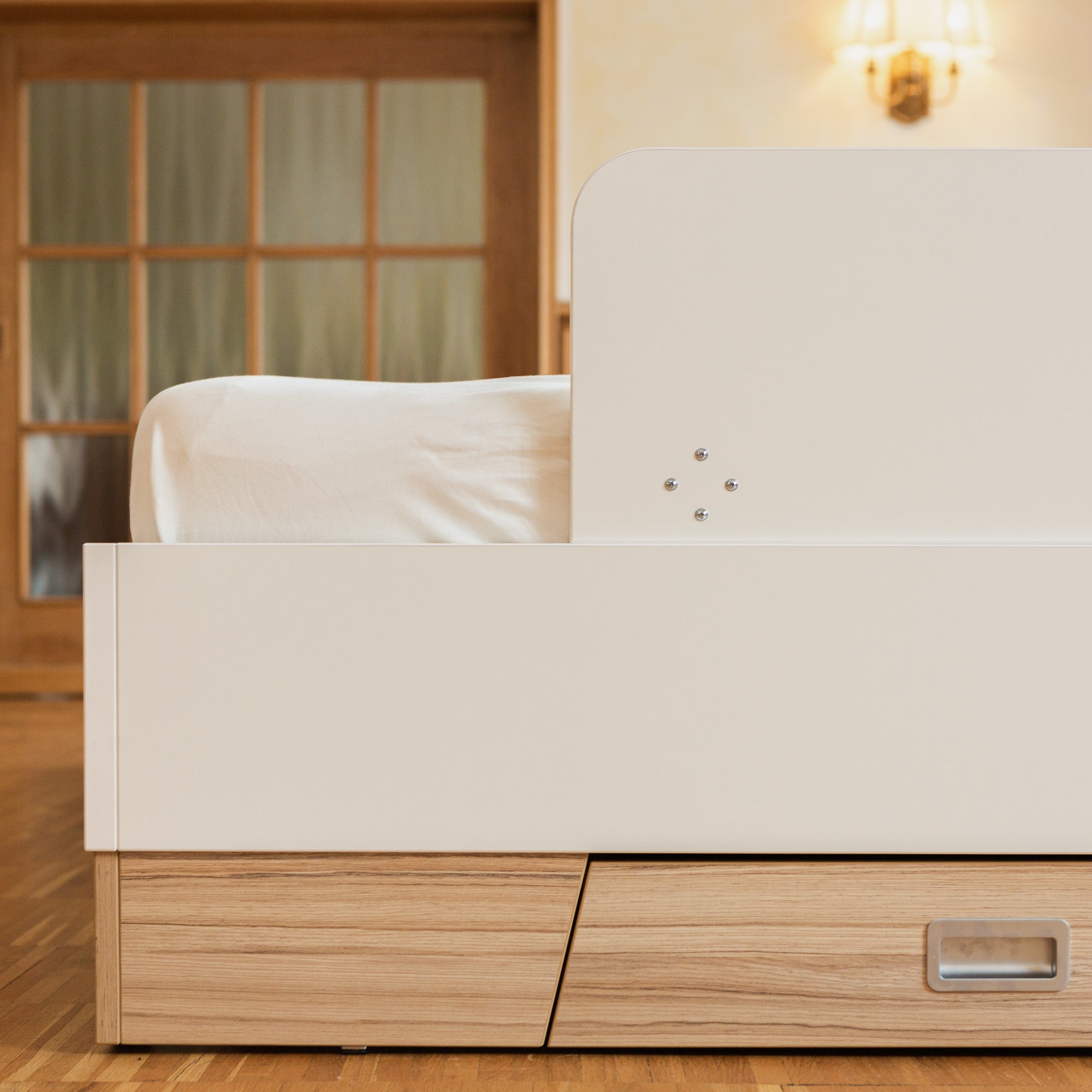 Weißer Rausfallschutz am Familienbett Malva