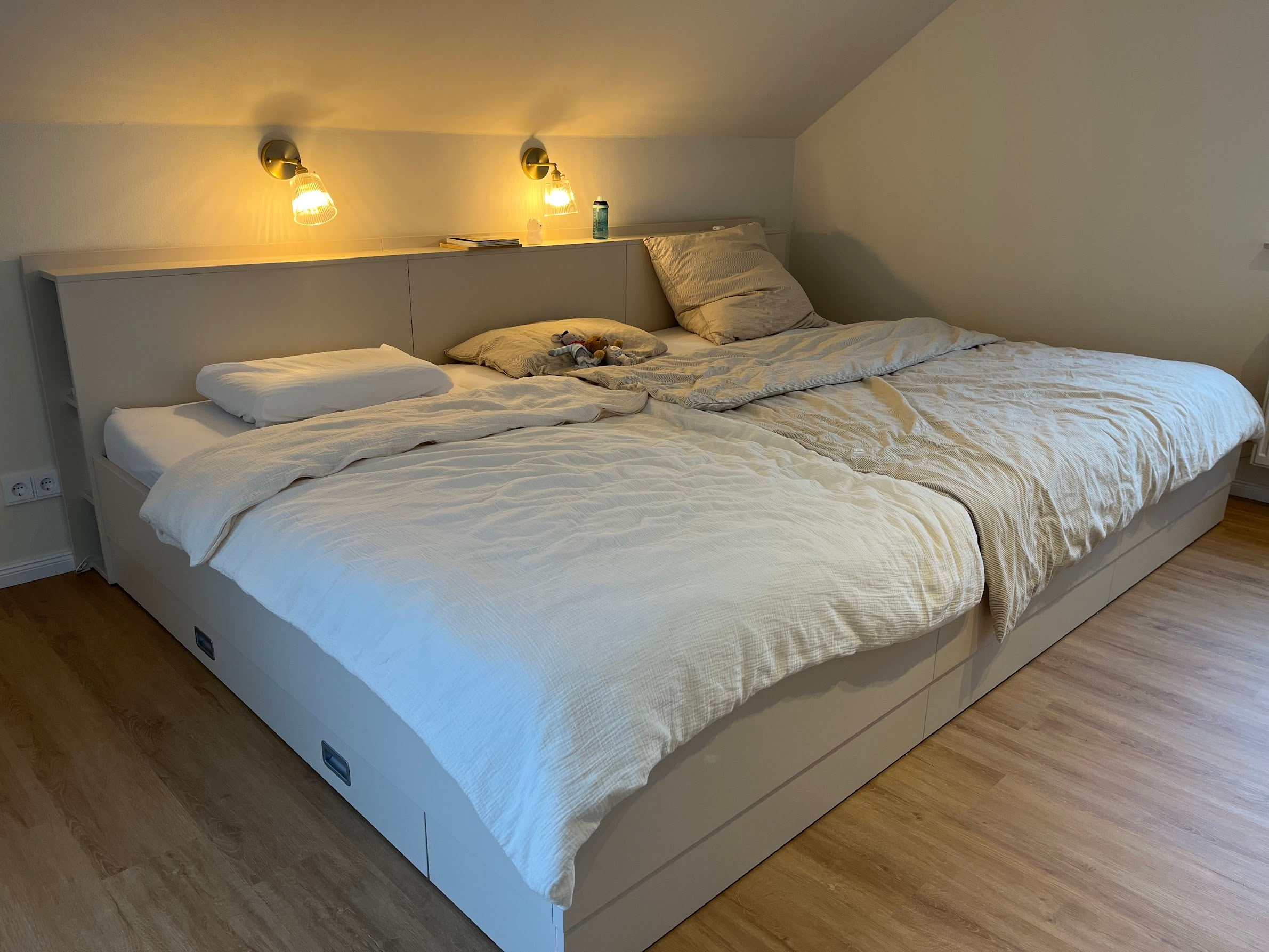 Familienbett Anemone von Liegewiese in der Farbe hellbeige in modernem, hellen Schlafzimmer