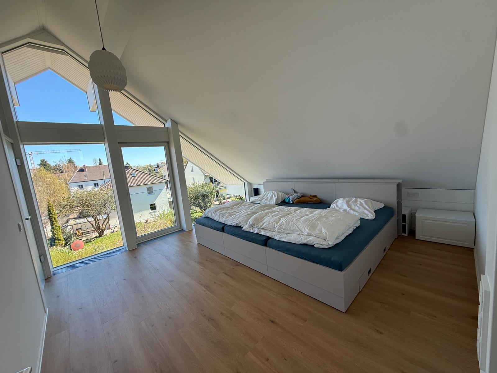 Kaschmirgraues Familienbett Anemone von Liegewiese in modernem Schlafzimmer mit hohen Fenstern