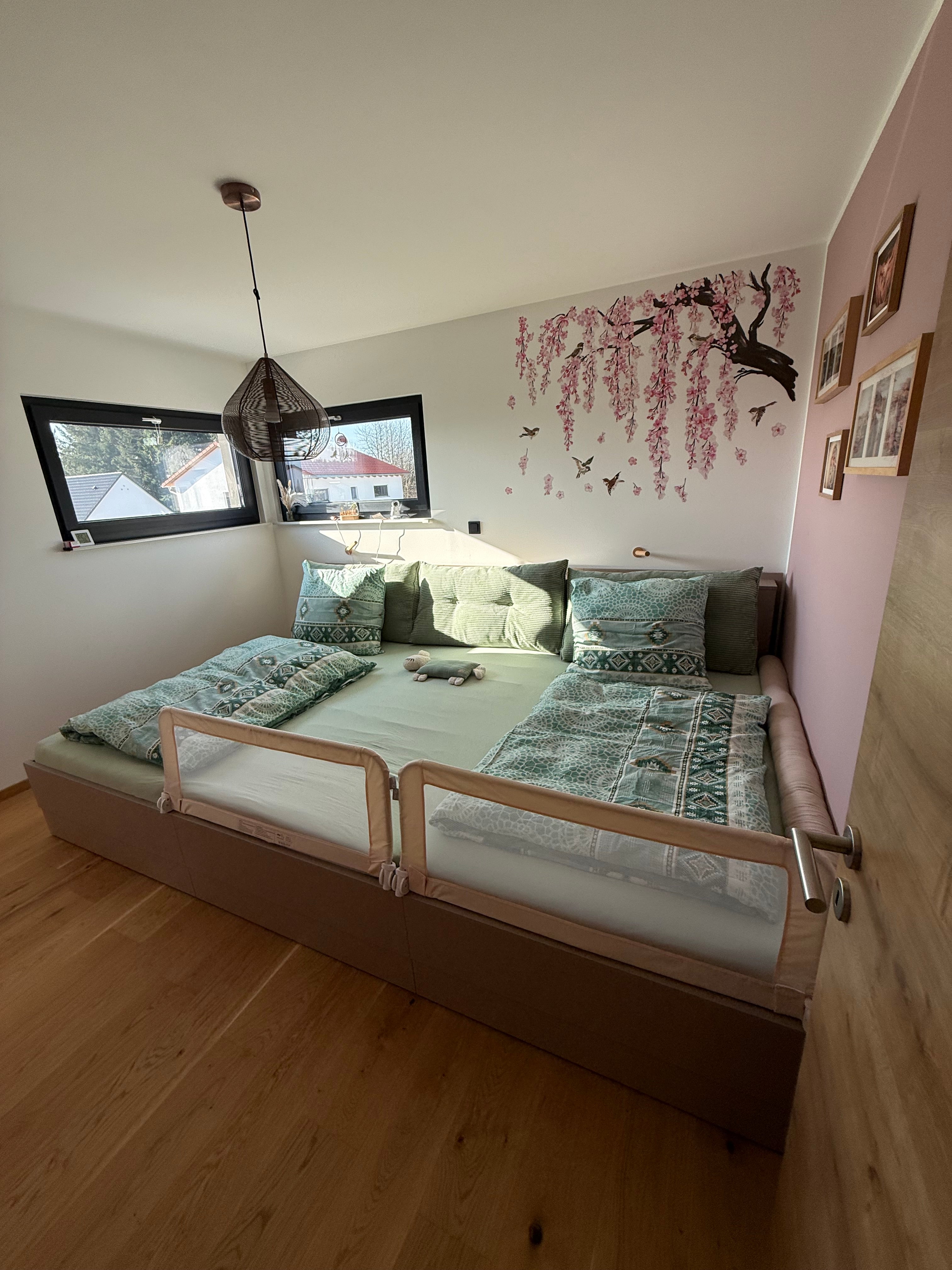 Familienbett Anemone in der Farbe mandelbeige in hellem, modernen Schlafzimmer in Pastelltönen