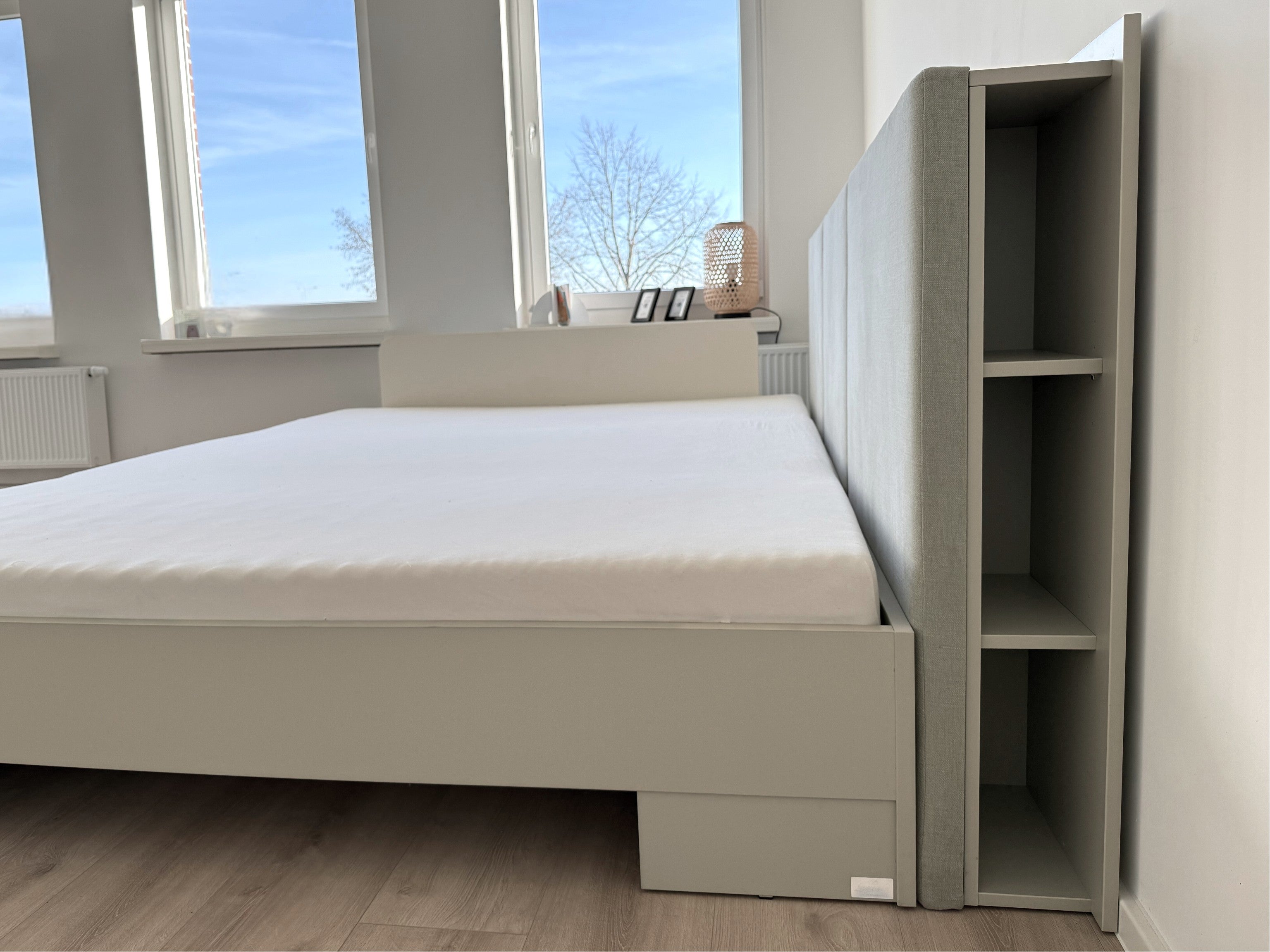 Kaschmigraues Familienbett Magnolia mit gepolstertem Kopfteil und Ablageregal