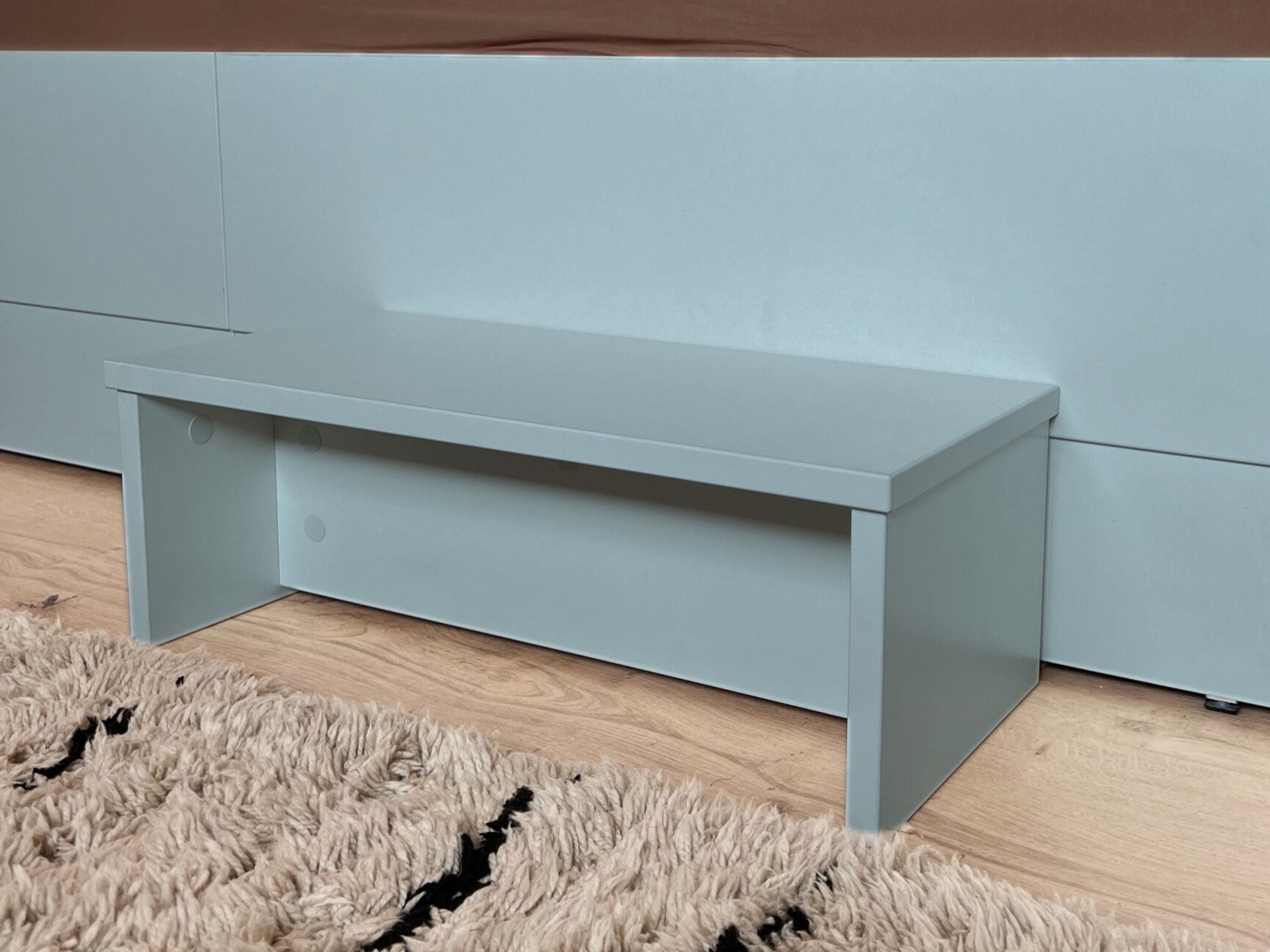 Blaugrünes Trittchen als Einstieghilfe für Familienbett Liegewiese