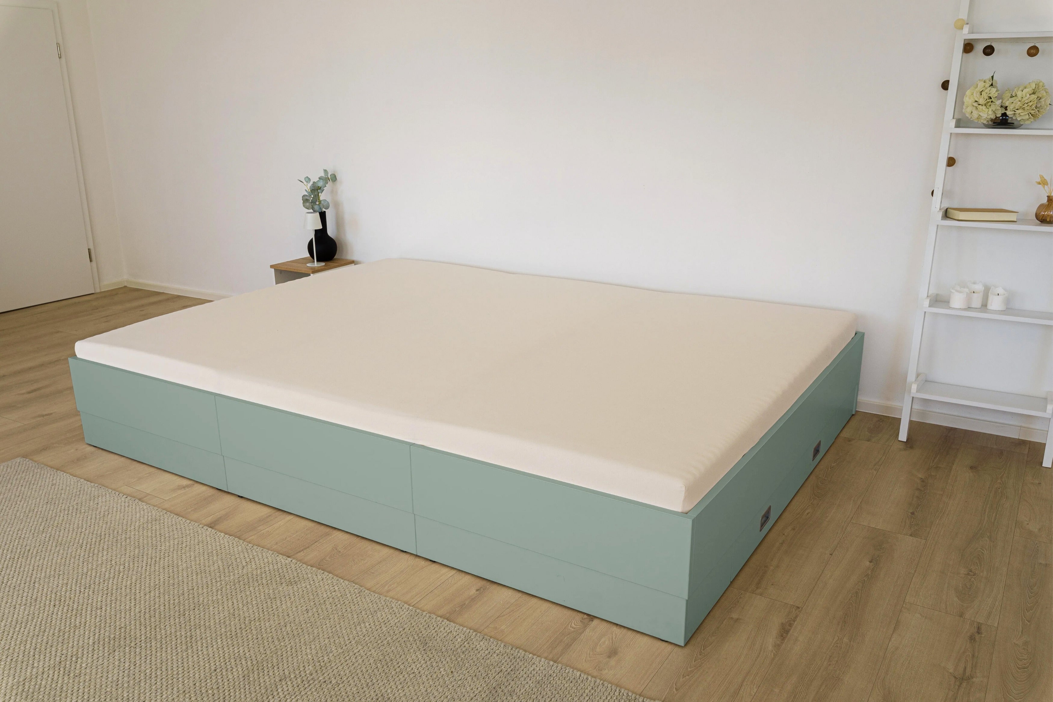 Blaugrünes Familienbett Iris in Skandischlafzimmer