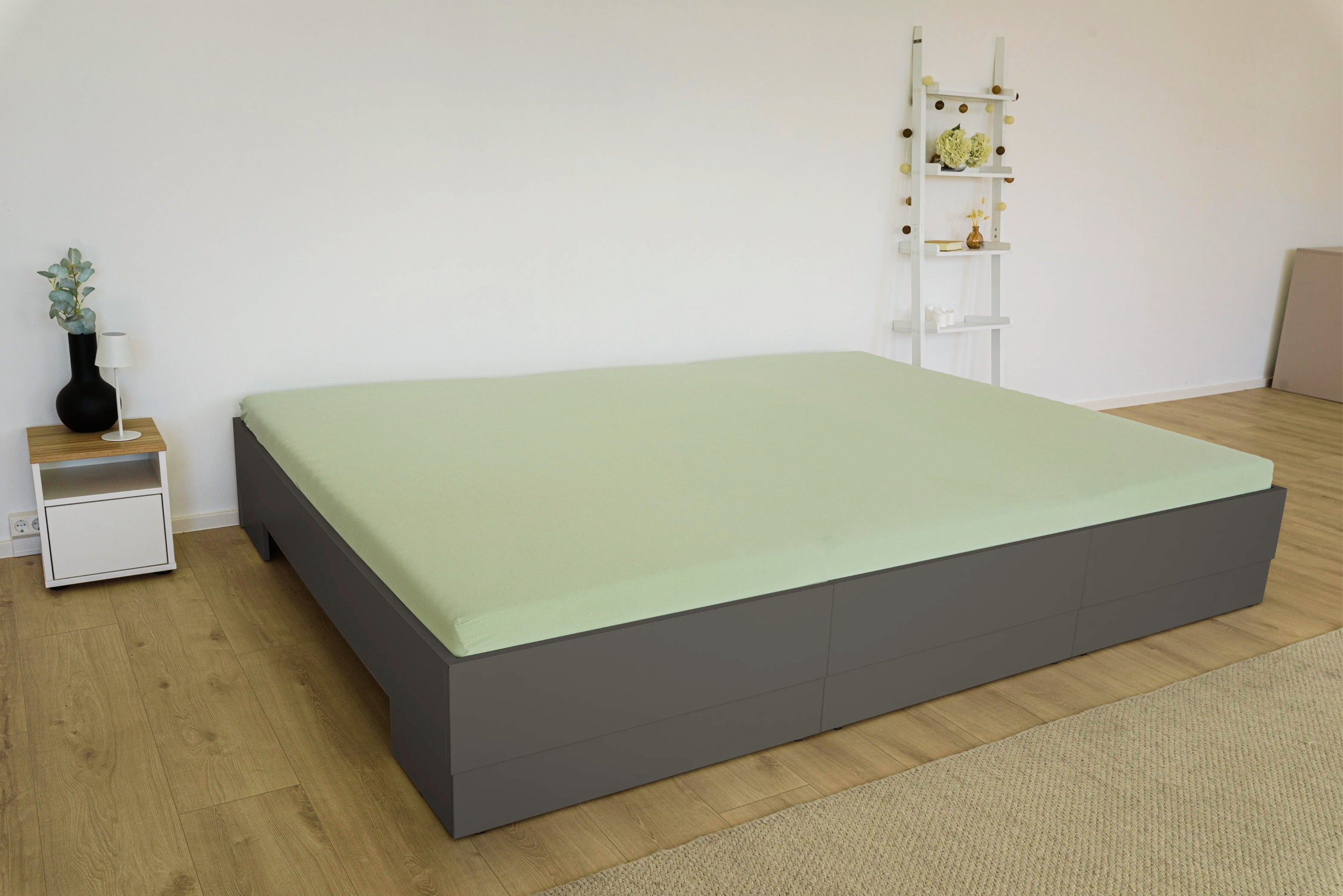 Graphitschwarzes Liegewiese Familienbett Iris ohne störendes Kopfteil