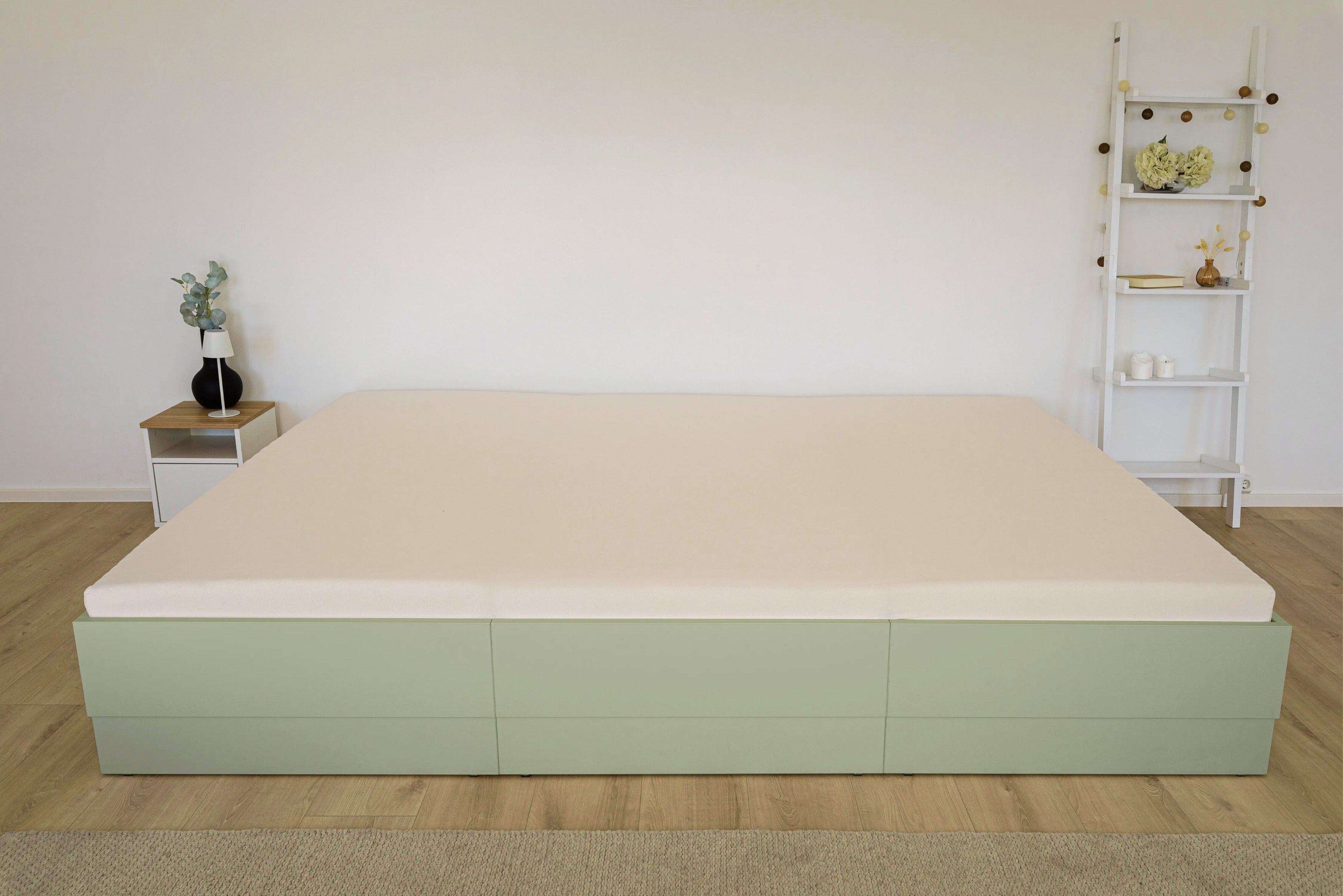 Salbeigrünes Familienbett Iris ohne Kopfteil in modernem, hellen Schlafzimmer
