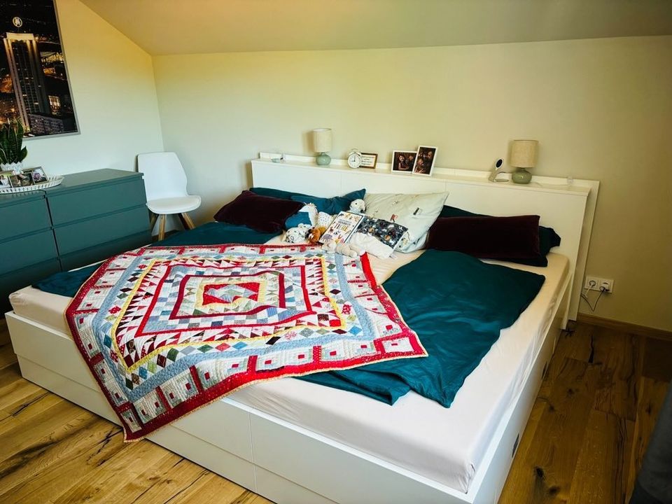 Familienbett Anemone in weiß mit Möbeln in waldgrün