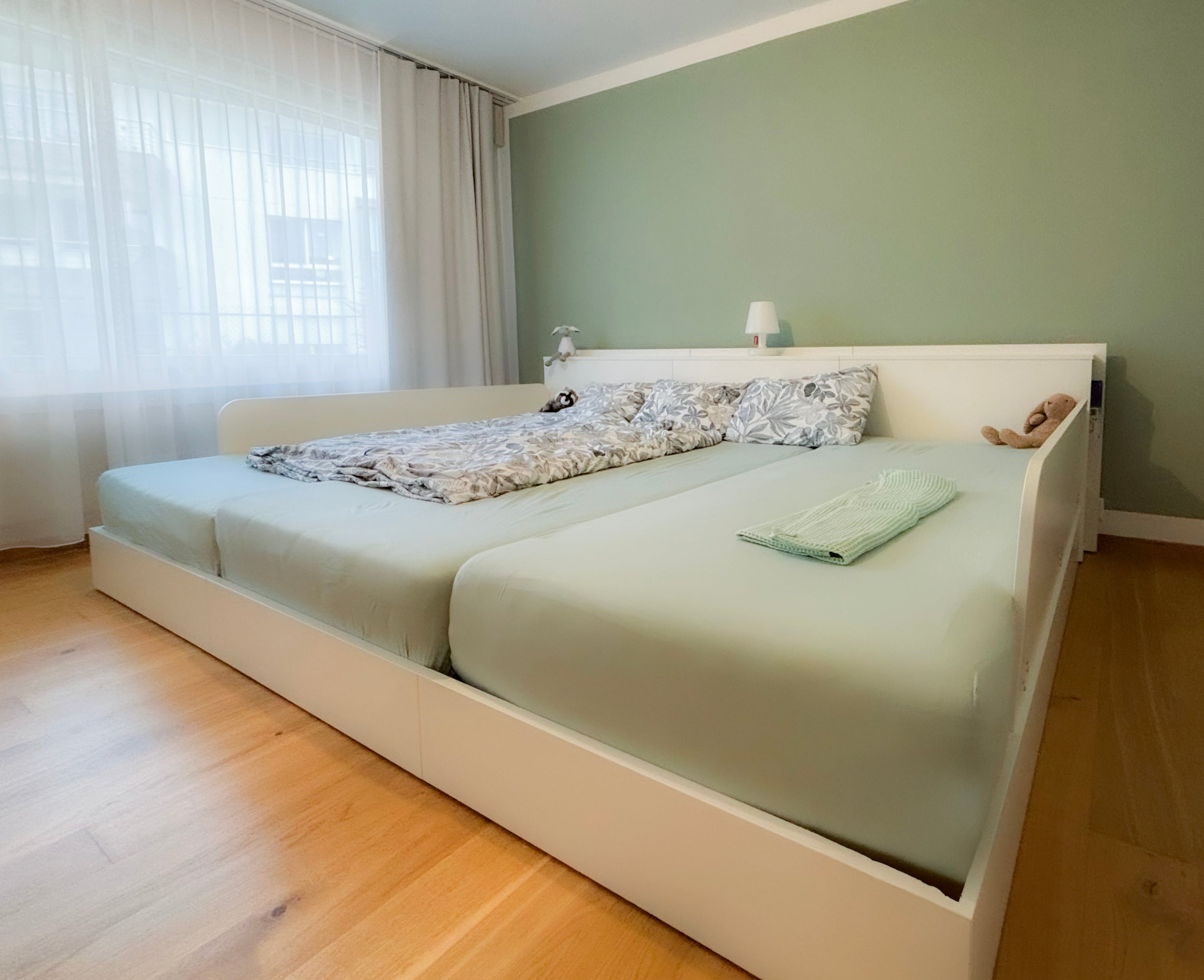 Weißes Familienbett Bellis Bodenbett in hellem Schlafzimmer