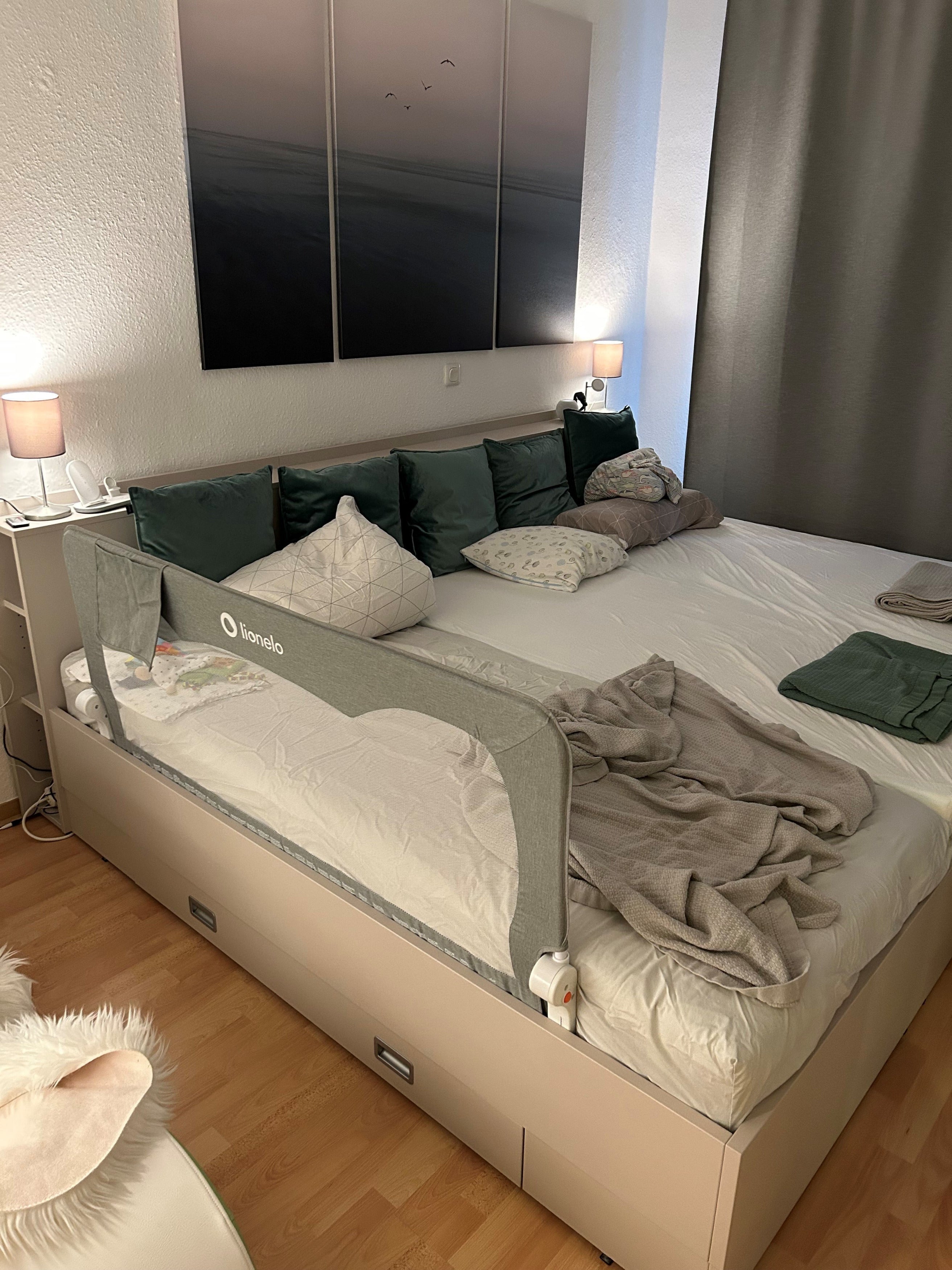 Familienbett Anemone in der Farbe kaschmirgrau in hellem Schlafzimmer