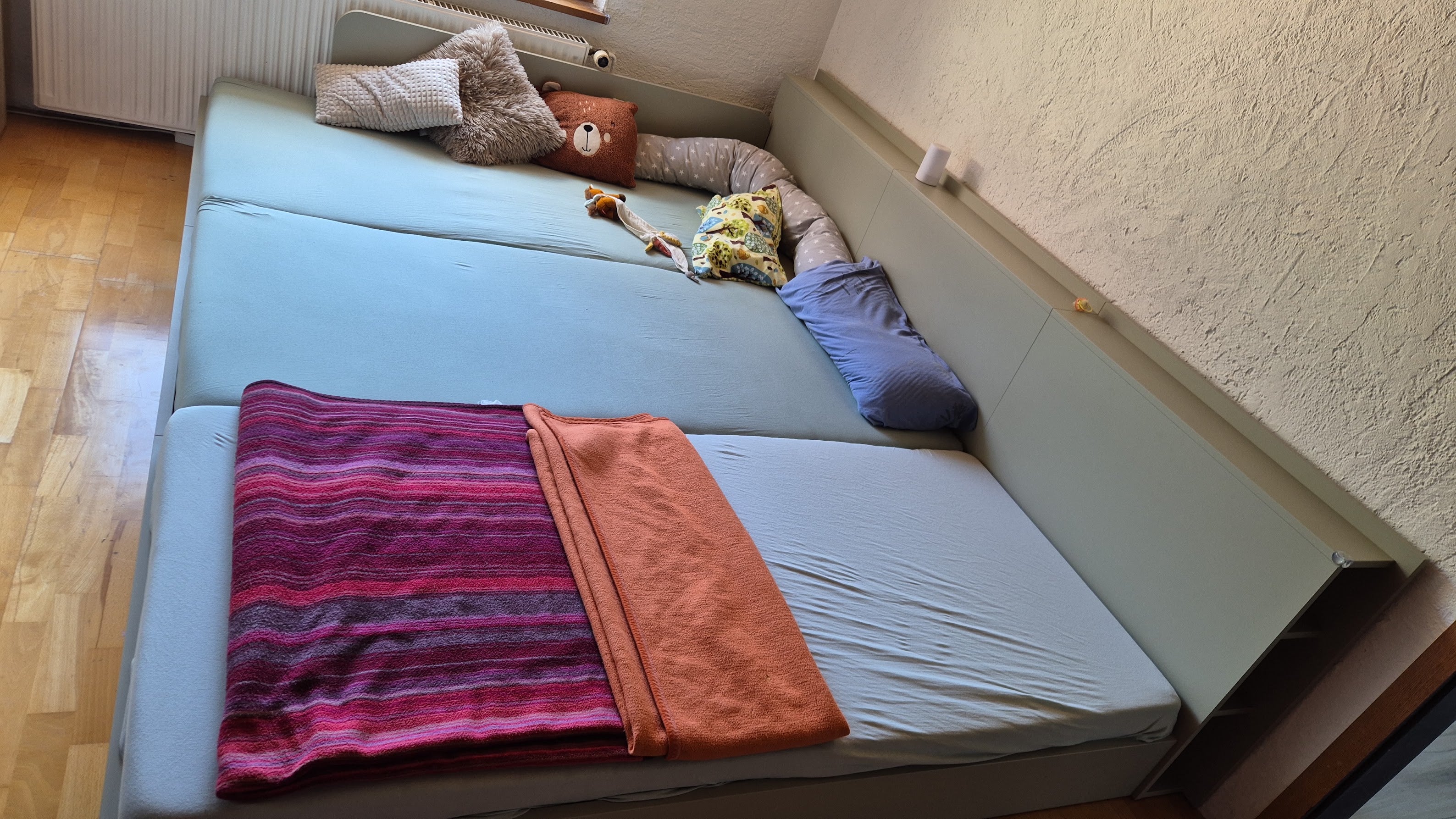Kundenfoto vom Bodenbett Bellis Familienbett in salbeigrün in Schlafzimmer