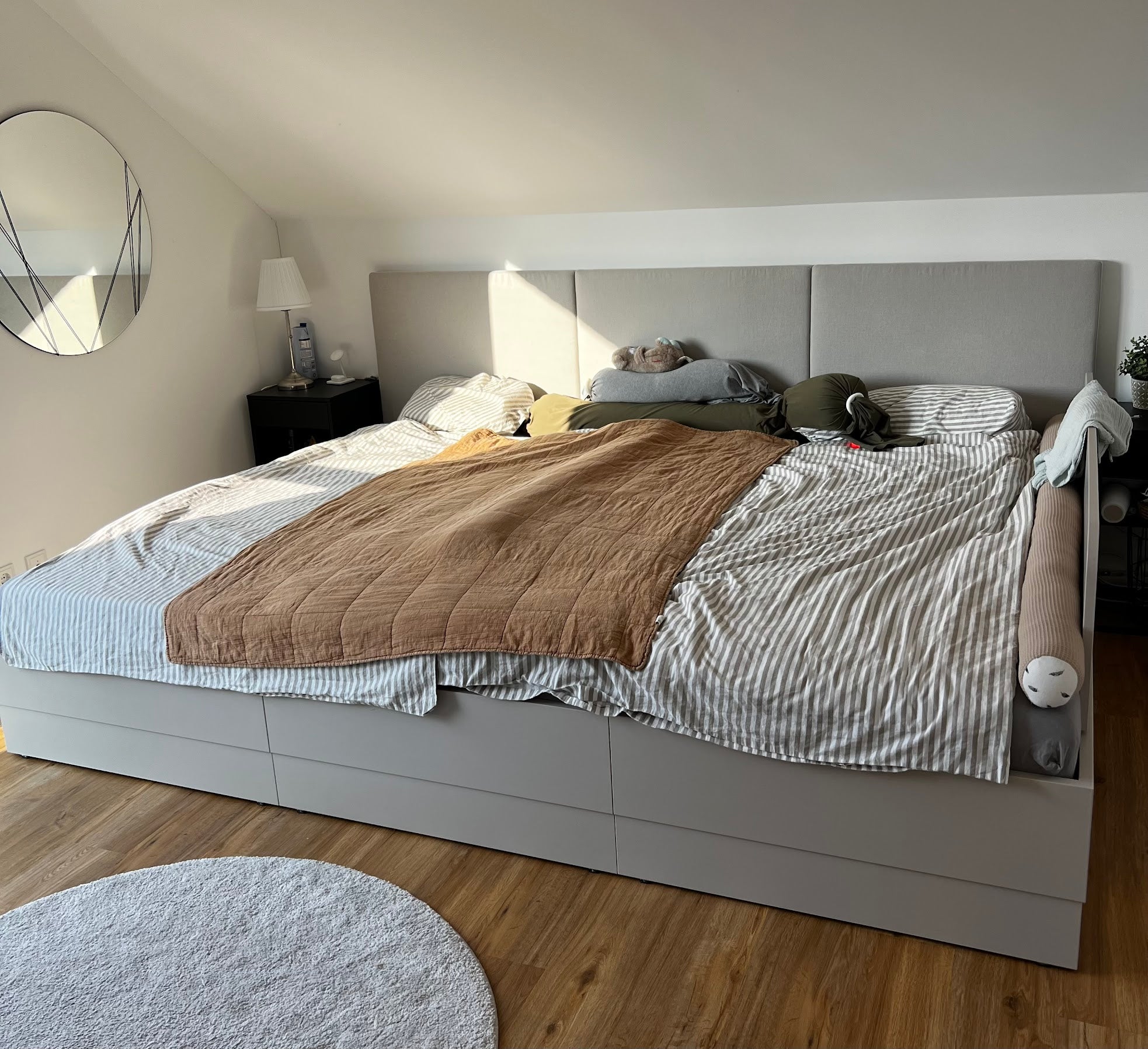 Familienbett Magnolia mit Polsterkopfteil in der Farbe kaschmirgrau