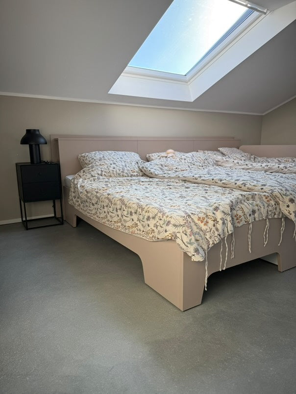 Mandelbeiges Familienbett Salvia in modernem Schlafzimmer