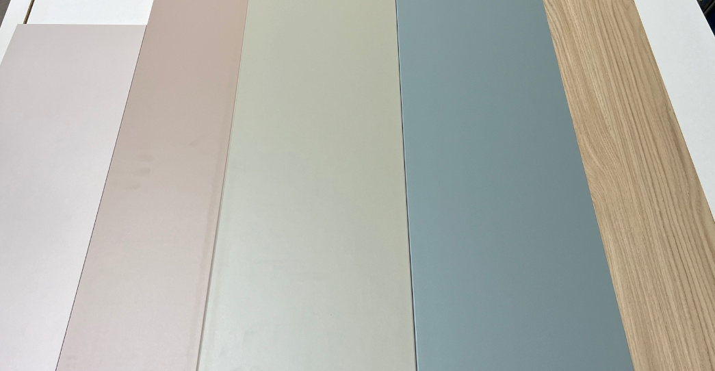 Dekore der Liegewiese-Farben Kaschmirgrau, mandelbeige, salbeigrün, blaugrün , Eiche Dekor und weiß