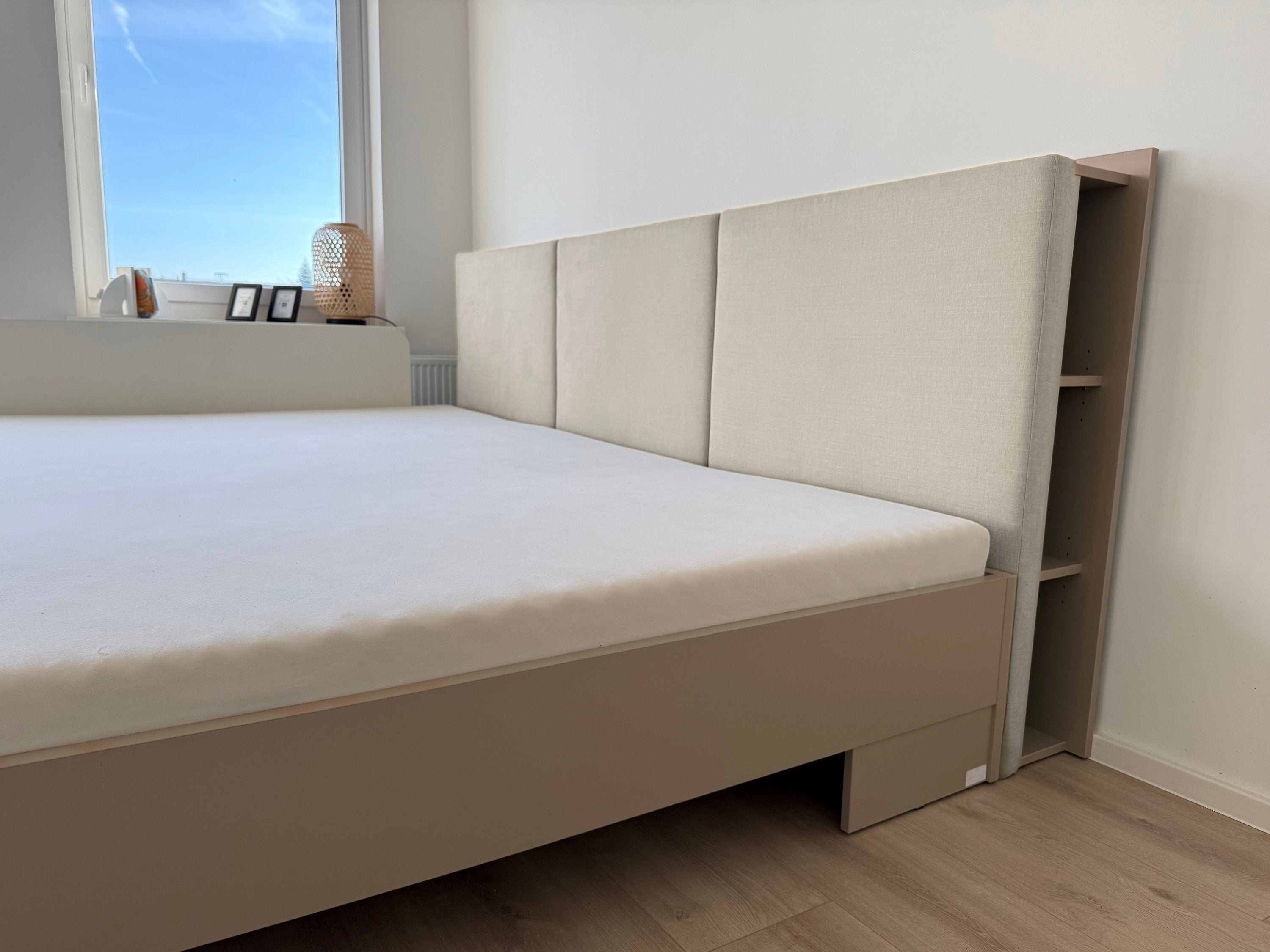 Gepolstertes Familienbett Magnolia mit Ablageregal in mandelbeige