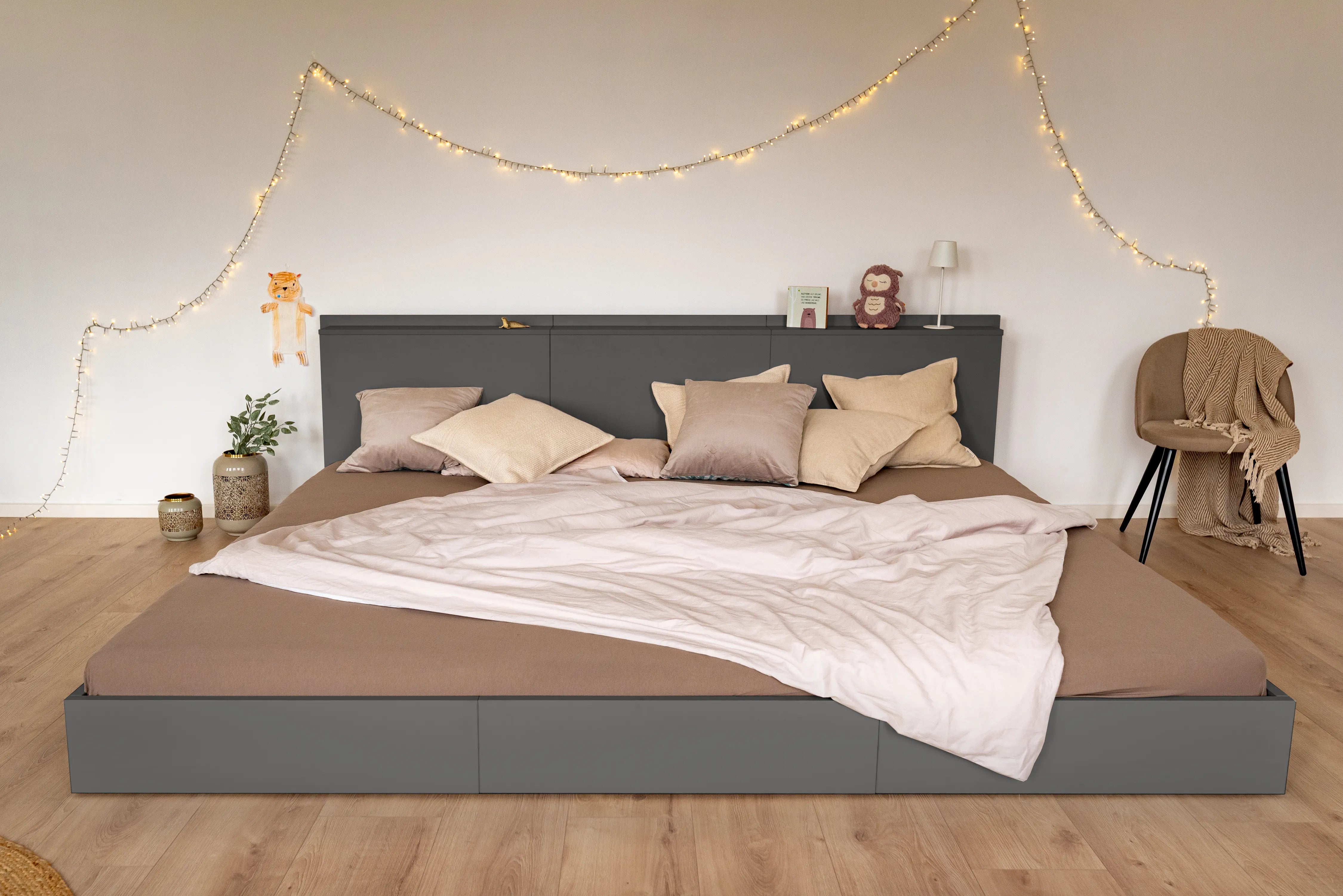 Familienbett in Graphitschwarz bodennahes Bett XXL in 300 x 200 cm