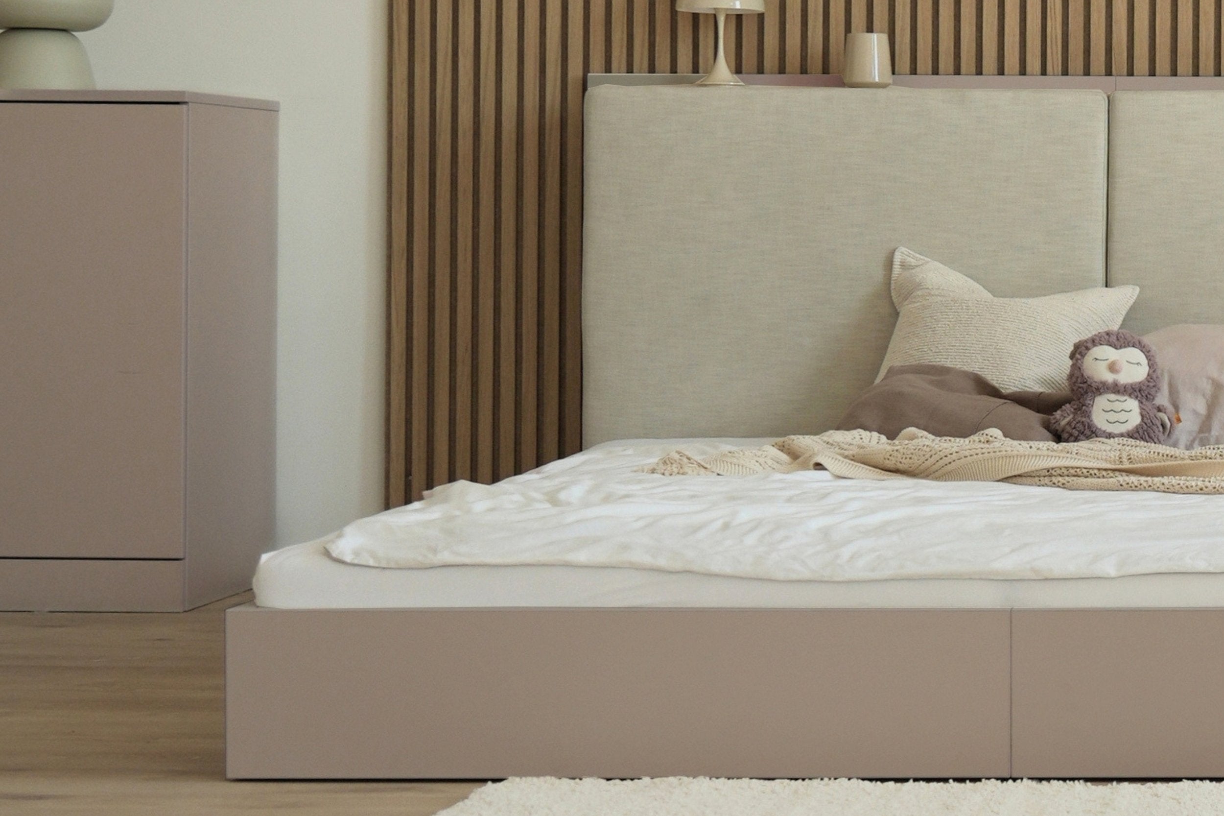 Bodenbett Camilla in mandelbeig, zurückgebaut zum Einzelbett