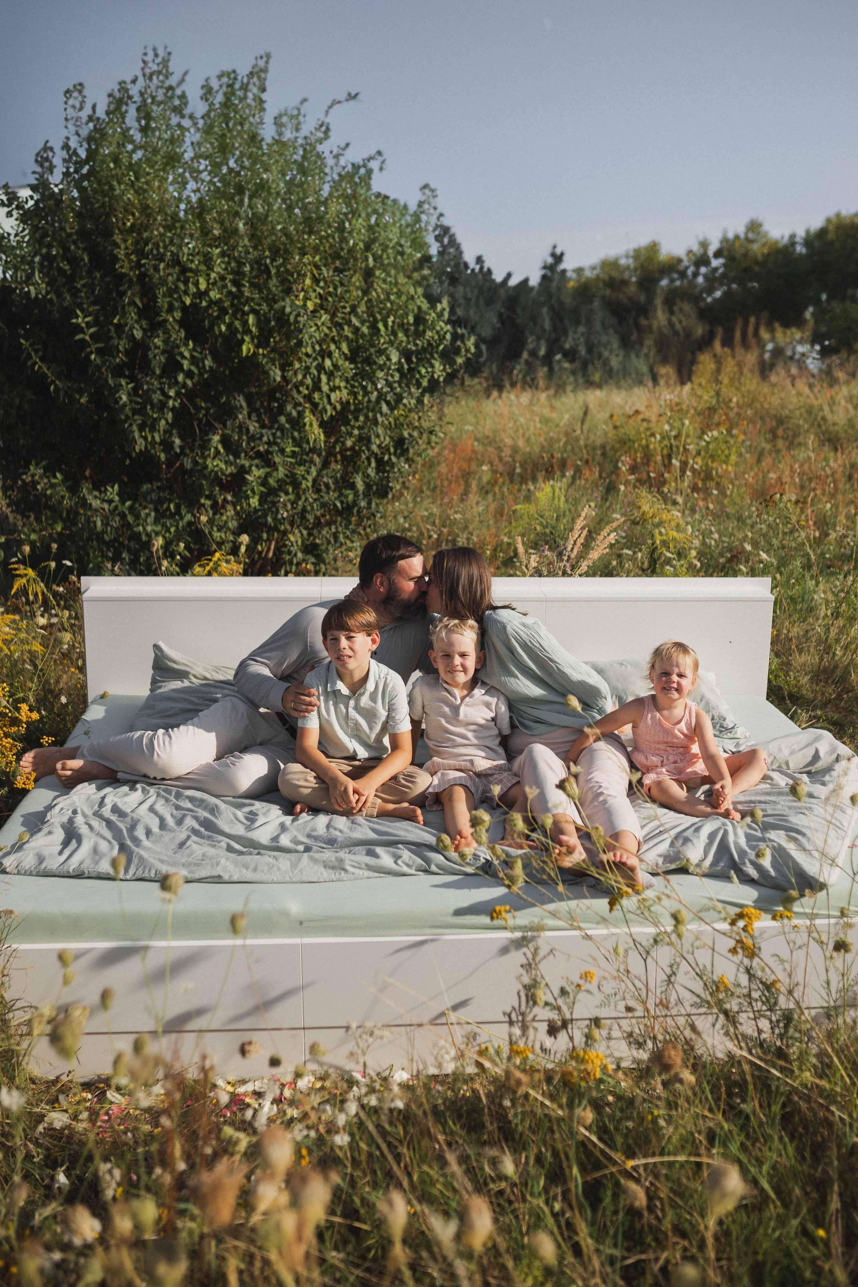 Familie mit Kindern auf Familienbett