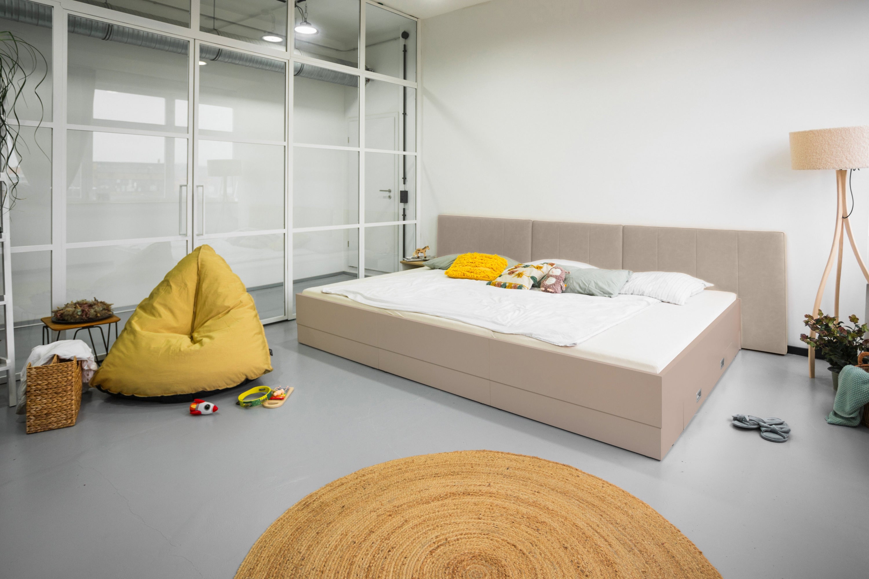 Polster Familienbett 270x200 Lilia mit Kopfteil aus veganem Leder Mandelbeige