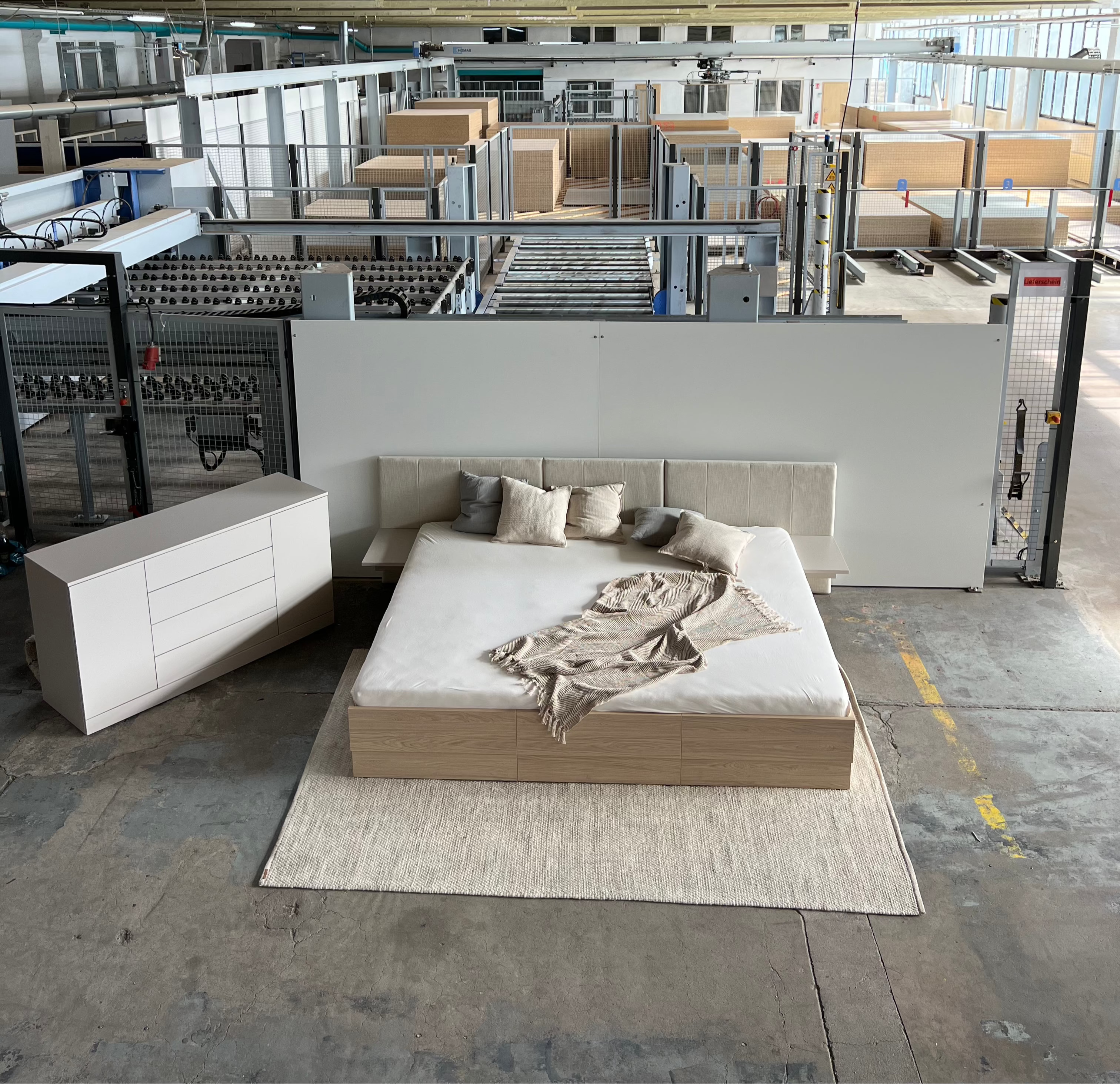Draufsicht auf Familienbett Lilia in Produktionshalle