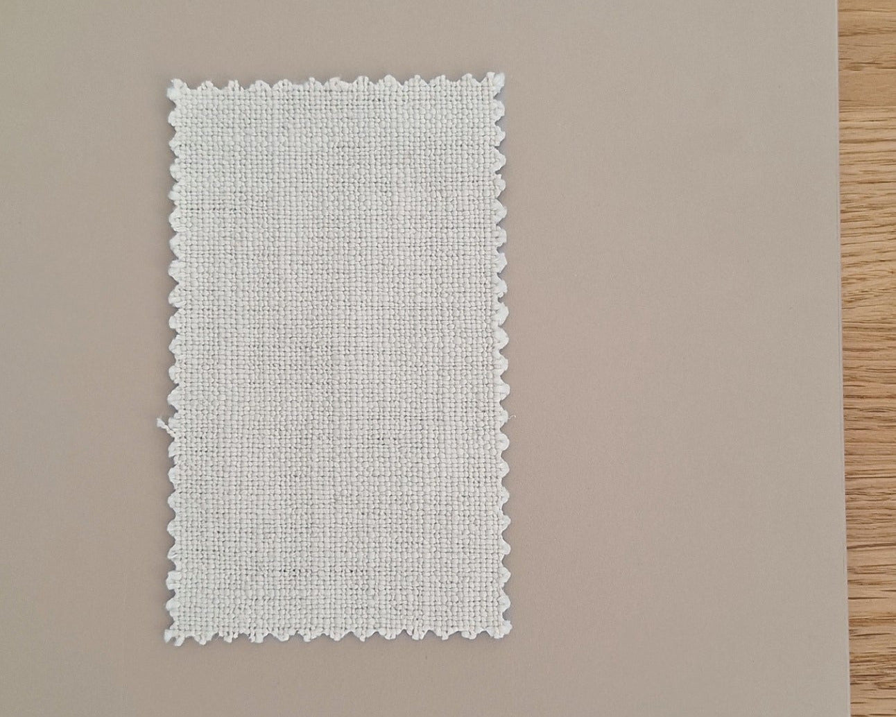 Stoffmuster für die Farbe Mandelbeige von Liegewiese
