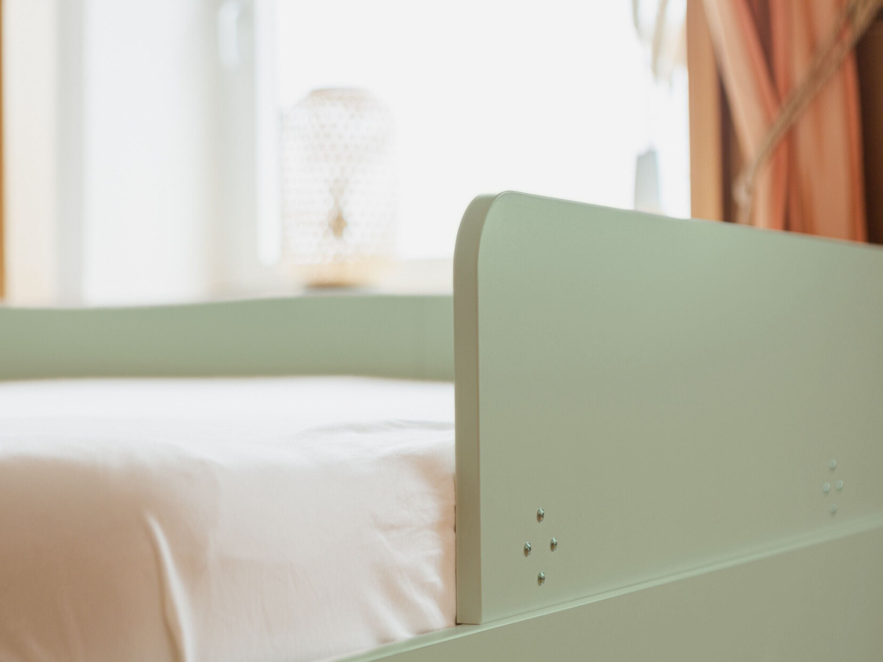 Familienbett Rausfallschutz in salbeigrün von Liegewiese