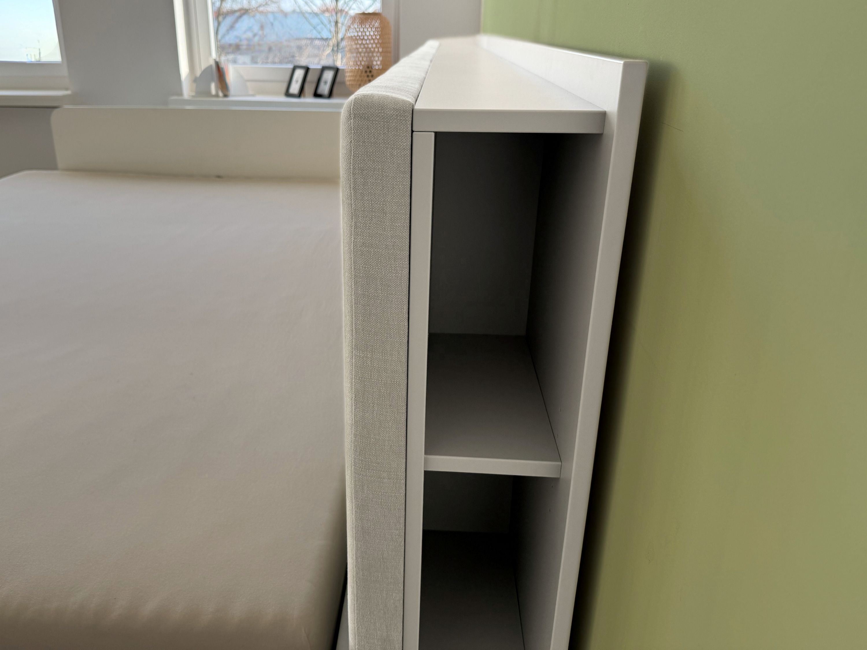 Weißes Ablageregal für Liegewiese Familienbett Magnolia mit gepolstertem Kopfteil