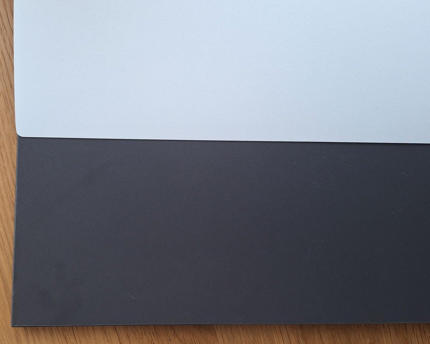 Die Dekore Weiß und Graphitschwarz im Vergleich als Farbmuster