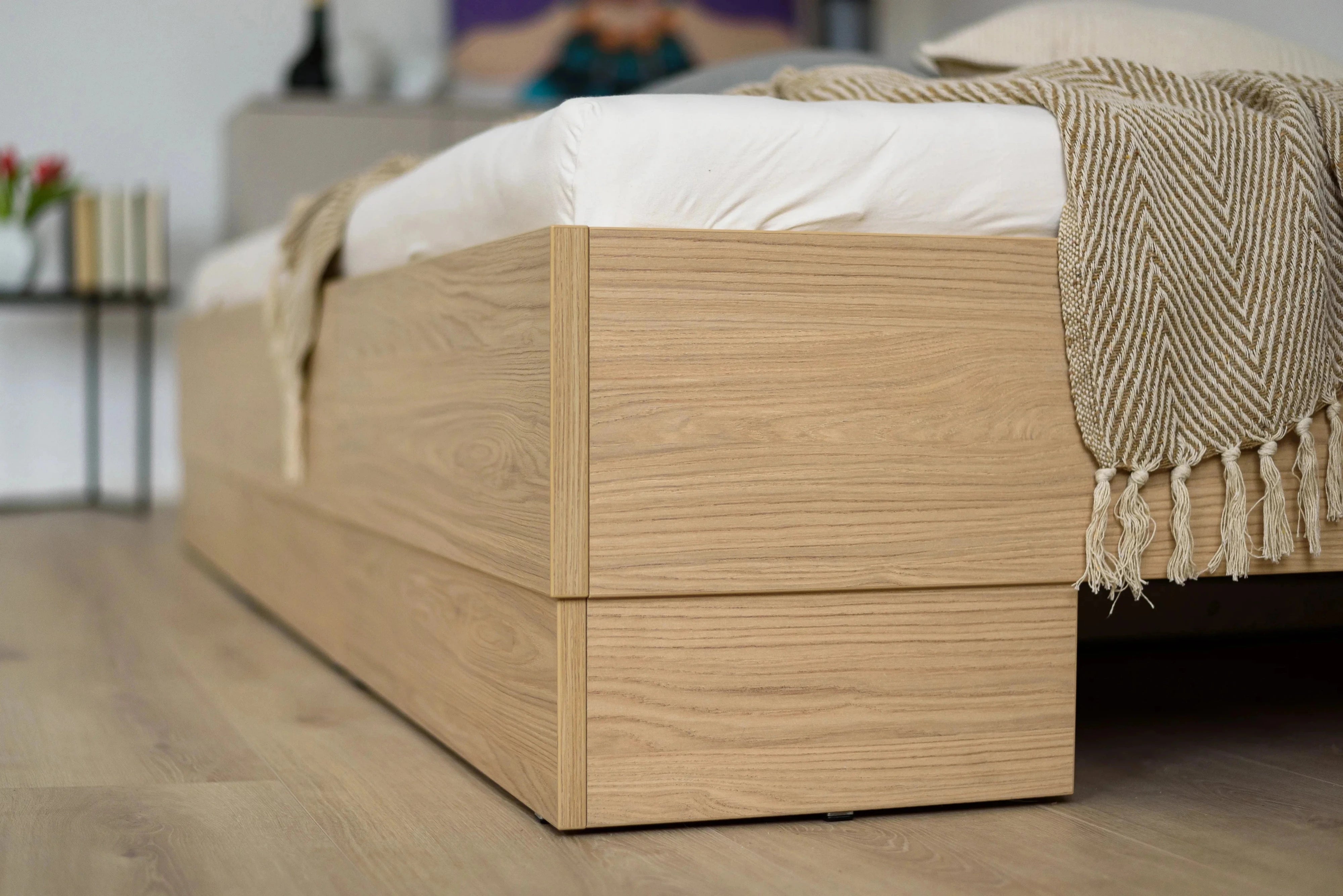 Detail der Bettkante vom Familienbett Iris in Eiche Dekor
