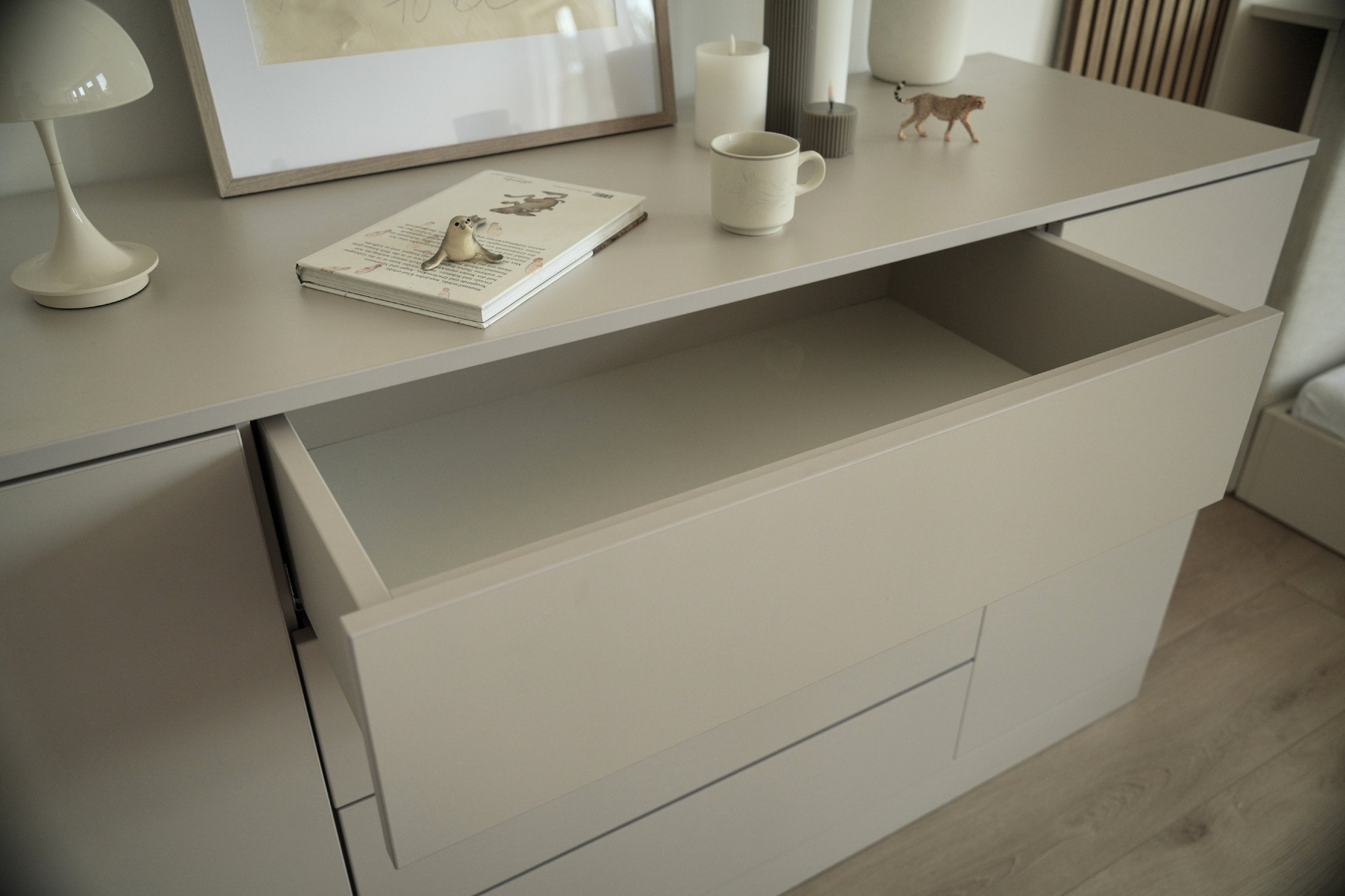 Detail der Schublade der kaschmirgrauen Schlafzimmer-Kommode von Liegewiese