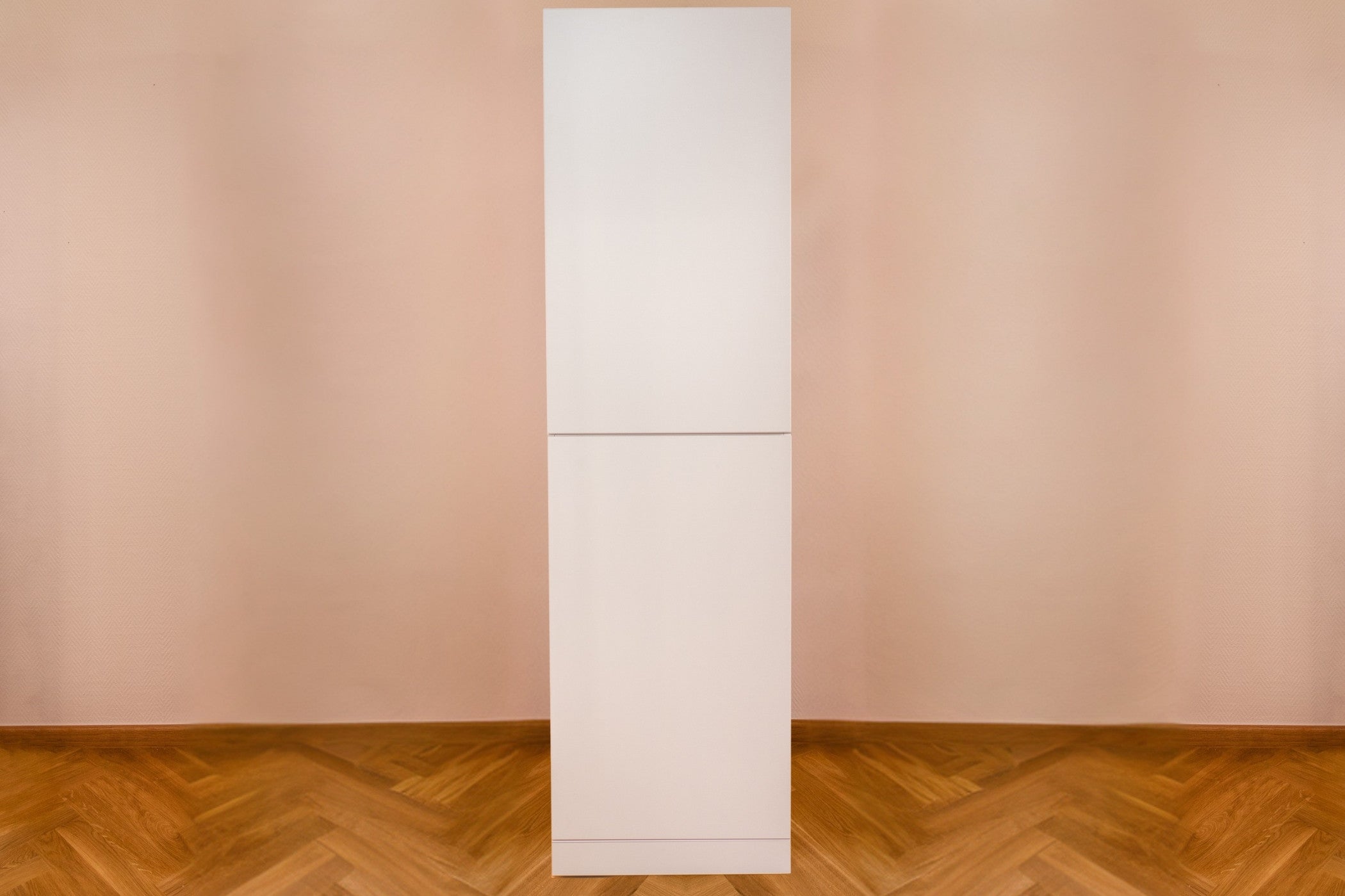 Geschlossener Schlafzimmerschrank modular in weiß von Liegewiese Familienbetten